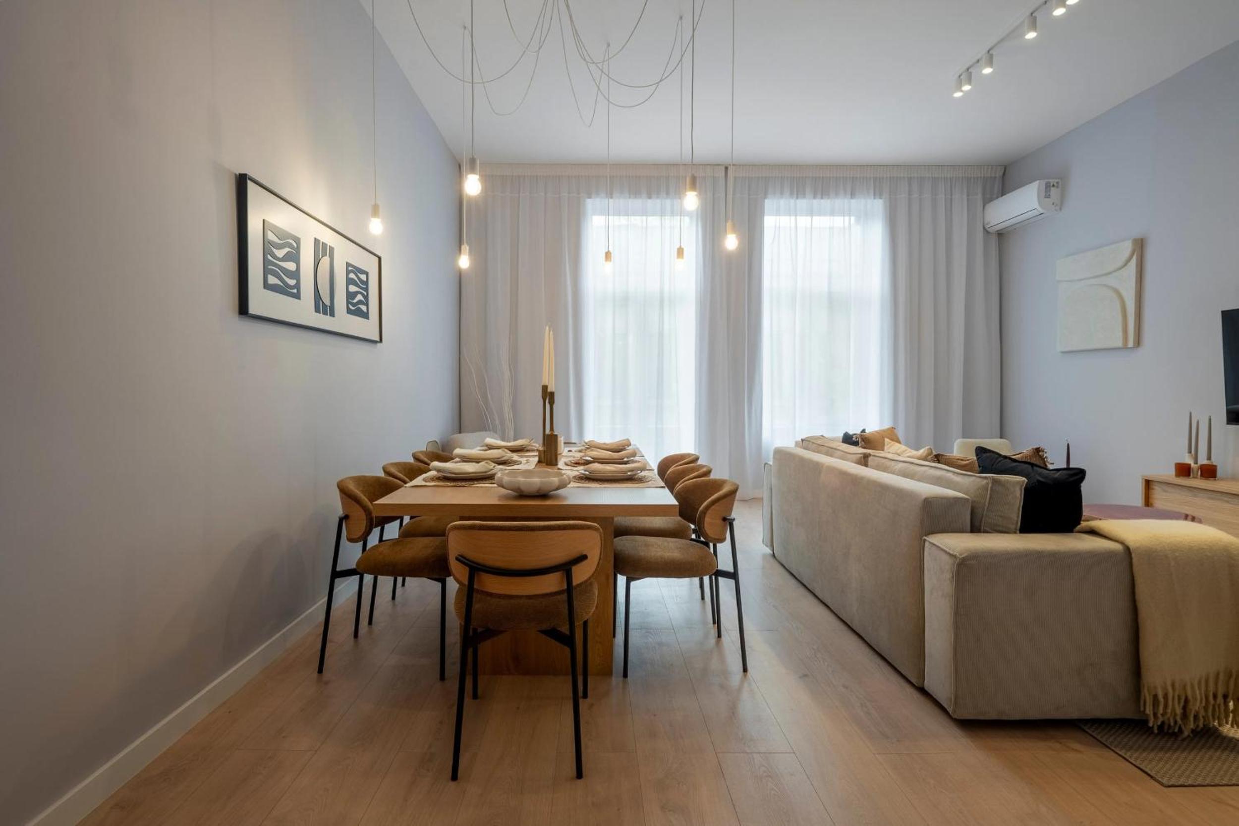 Universitatii Designer 3BR Apartment - Grand Windows High Ceilings & Central Balcony Views