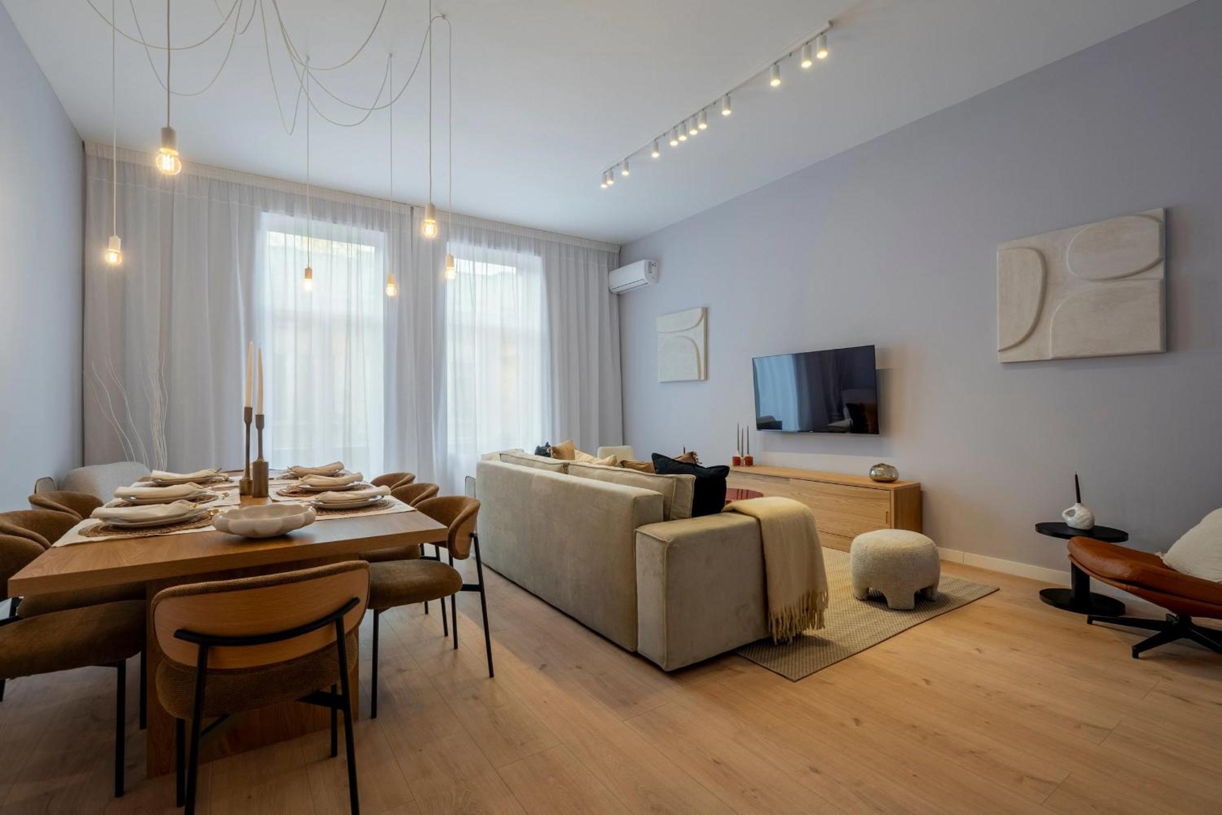 Universitatii Designer 3BR Apartment - Grand Windows High Ceilings & Central Balcony Views