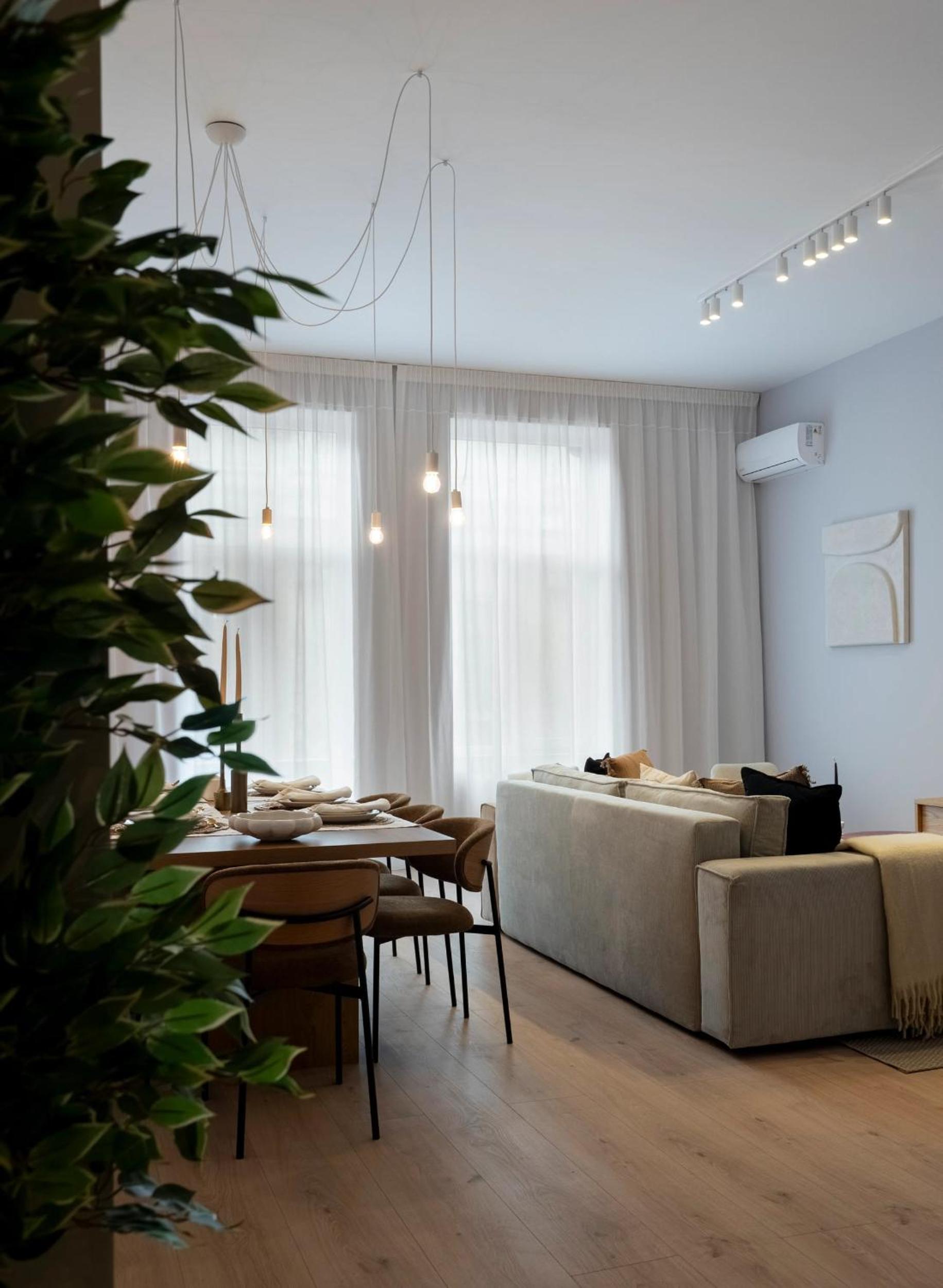 Universitatii Designer 3BR Apartment - Grand Windows High Ceilings & Central Balcony Views
