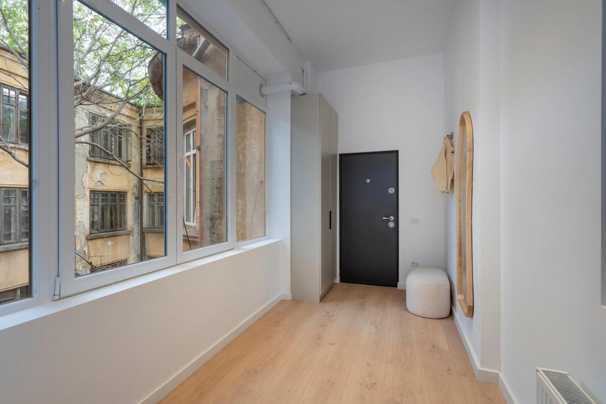 Universitatii Designer 3BR Apartment - Grand Windows High Ceilings & Central Balcony Views