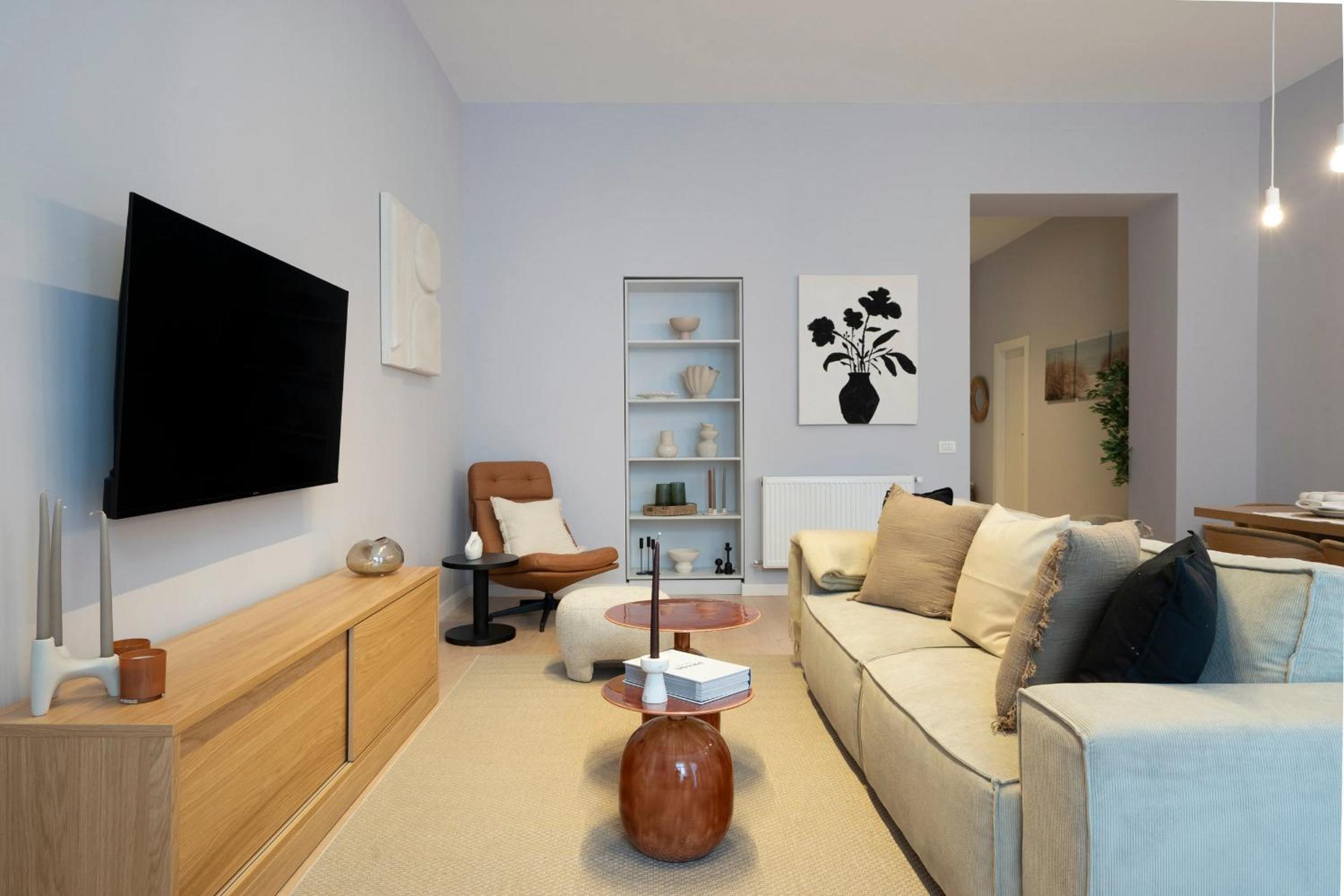 Universitatii Designer 3BR Apartment - Grand Windows High Ceilings & Central Balcony Views