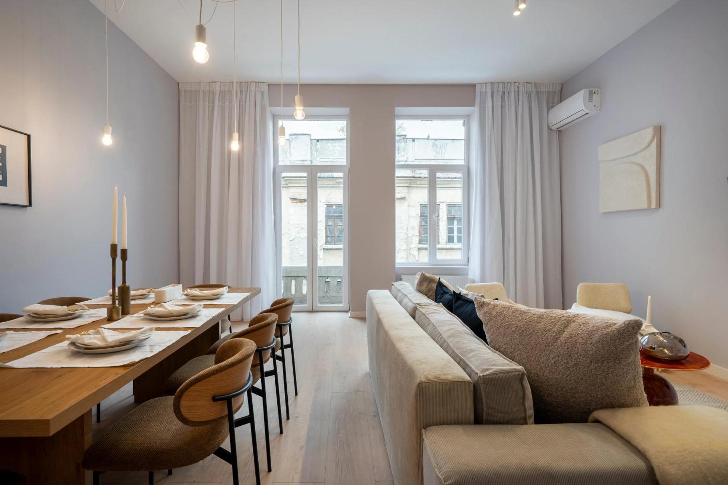 Universitatii Designer 3BR Apartment - Grand Windows High Ceilings & Central Balcony Views
