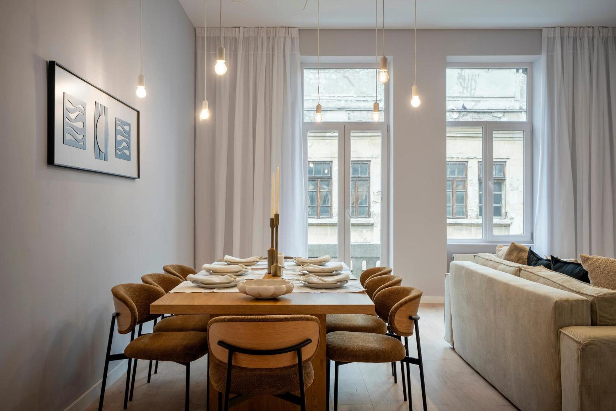 Universitatii Designer 3BR Apartment - Grand Windows High Ceilings & Central Balcony Views