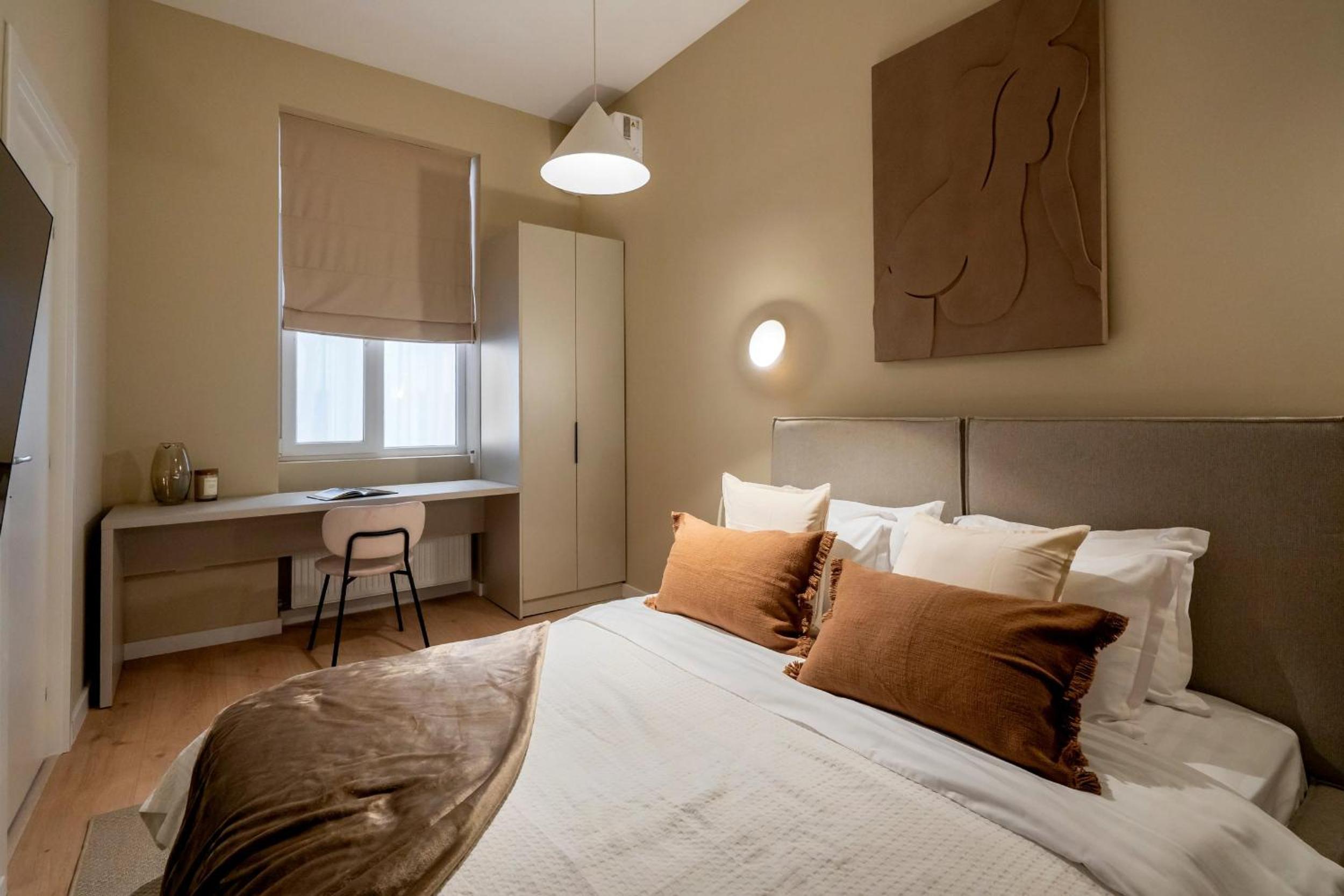 Universitatii Designer 3BR Apartment - Grand Windows High Ceilings & Central Balcony Views