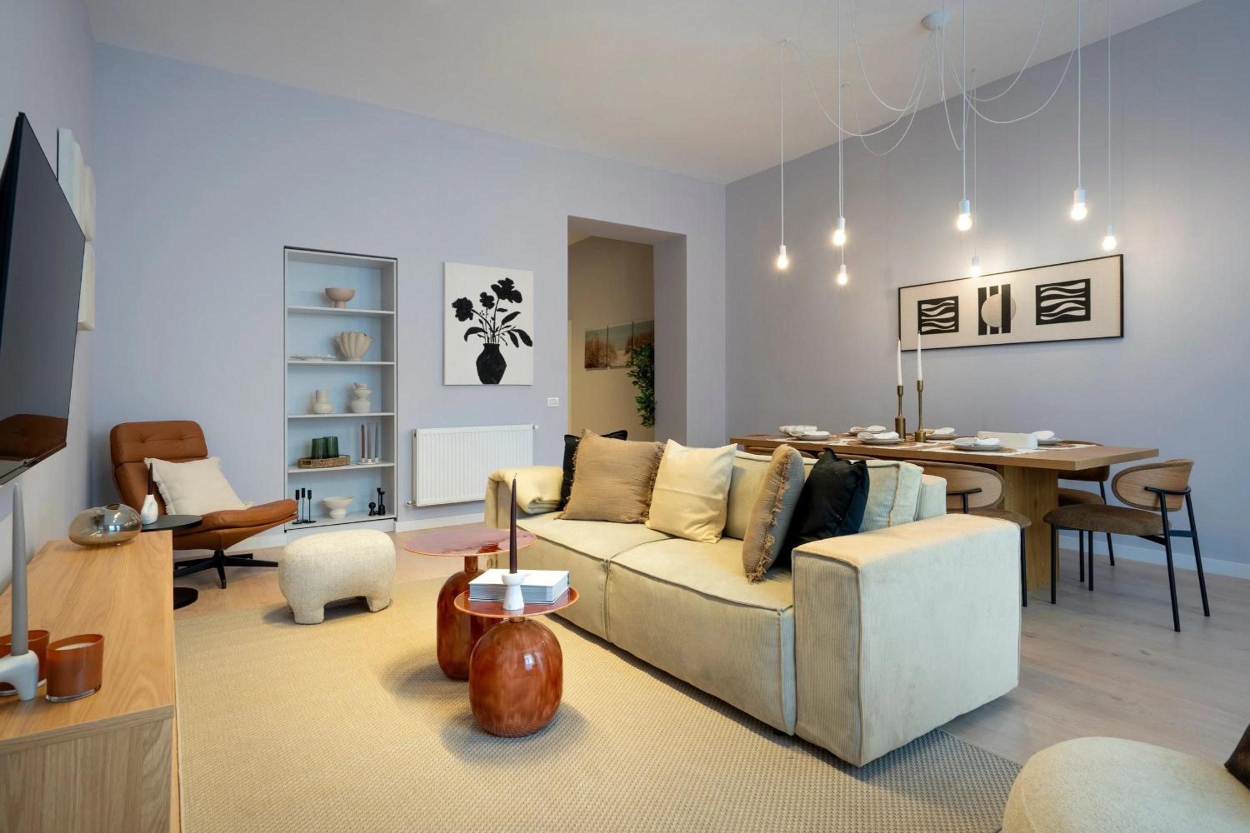 Universitatii Designer 3BR Apartment - Grand Windows High Ceilings & Central Balcony Views