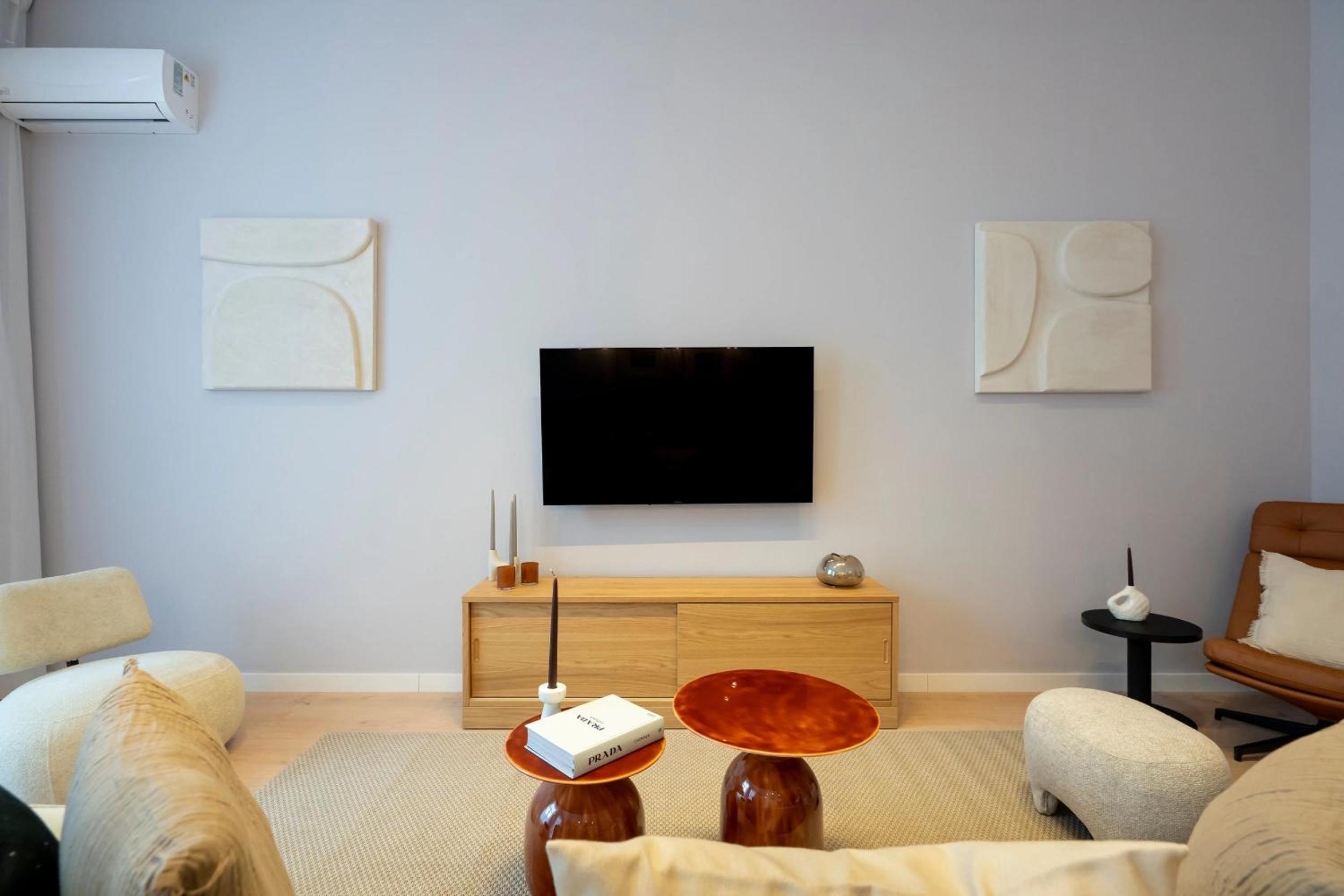 Universitatii Designer 3BR Apartment - Grand Windows High Ceilings & Central Balcony Views
