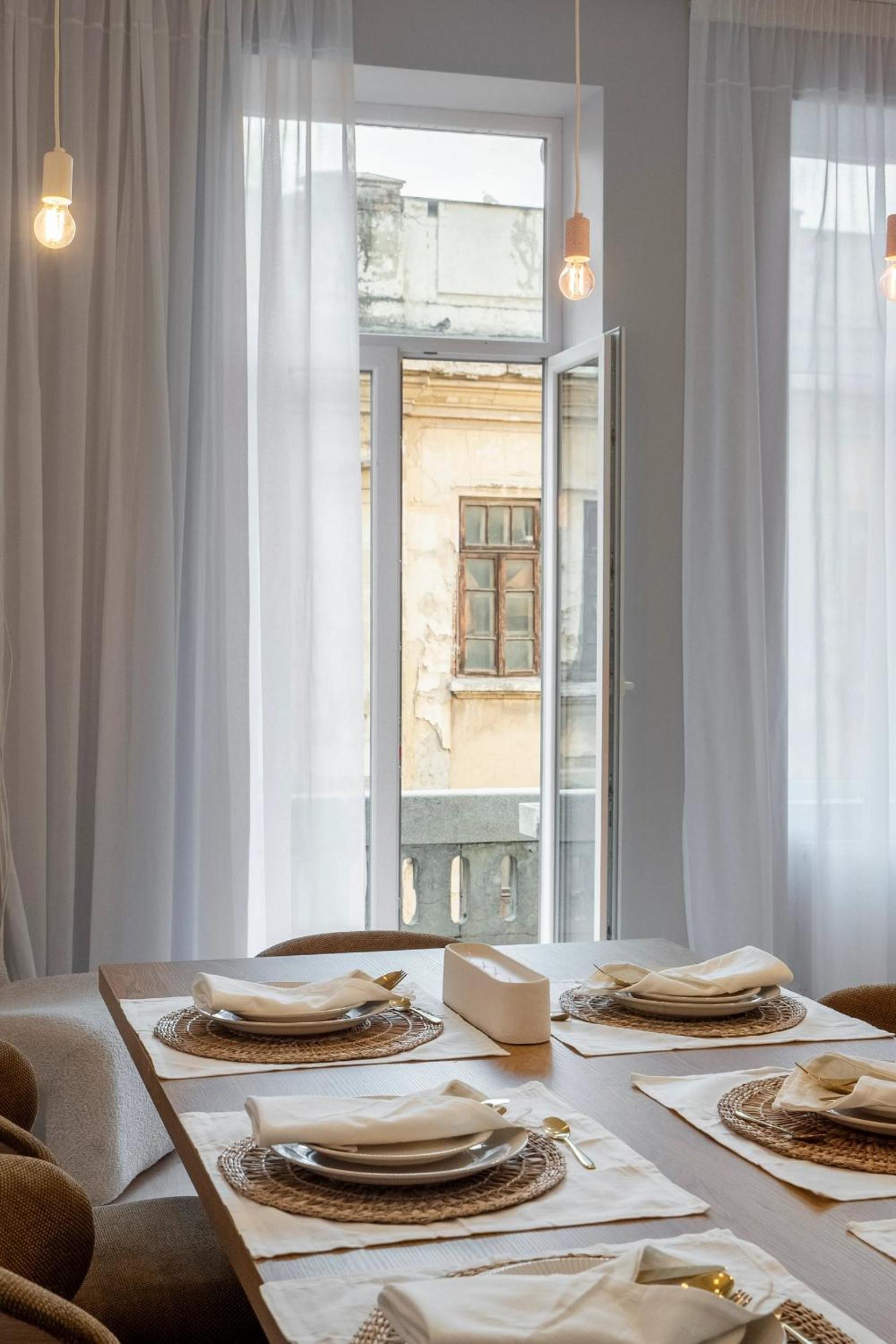 Universitatii Designer 3BR Apartment - Grand Windows High Ceilings & Central Balcony Views