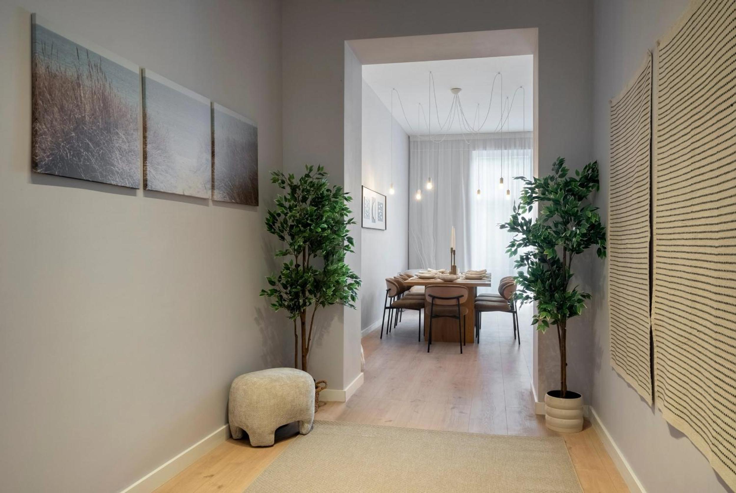 Universitatii Designer 3BR Apartment - Grand Windows High Ceilings & Central Balcony Views