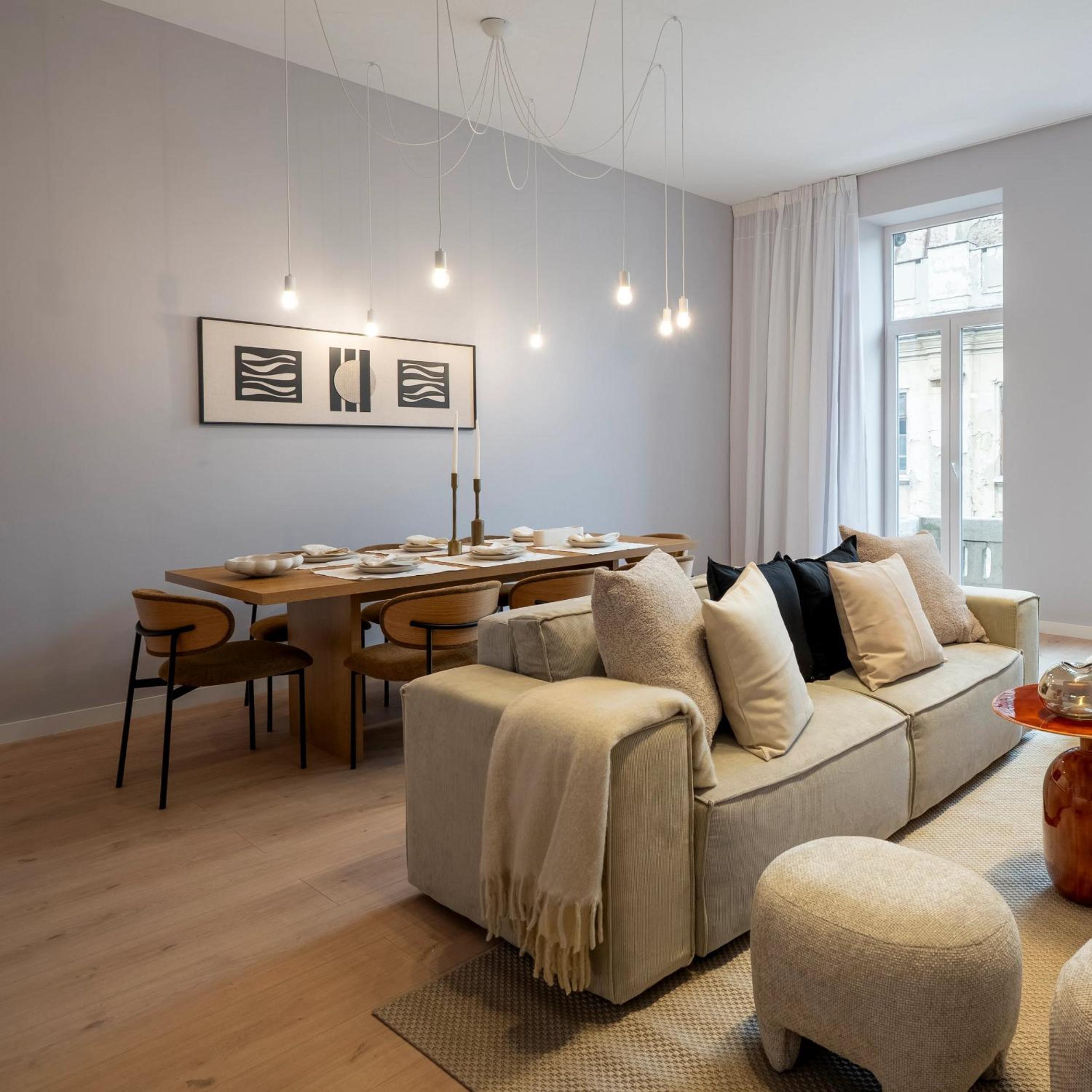 Universitatii Designer 3BR Apartment - Grand Windows High Ceilings & Central Balcony Views