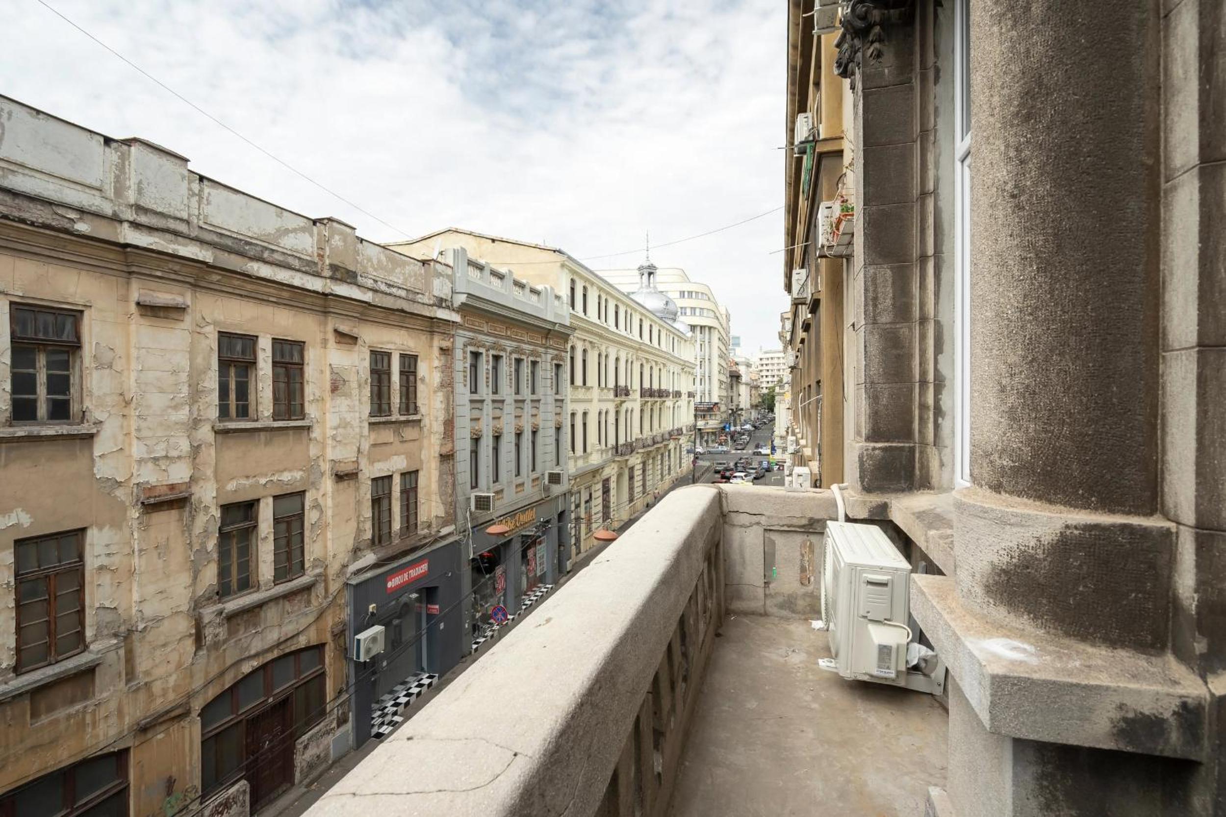 Universitatii Designer 3BR Apartment - Grand Windows High Ceilings & Central Balcony Views