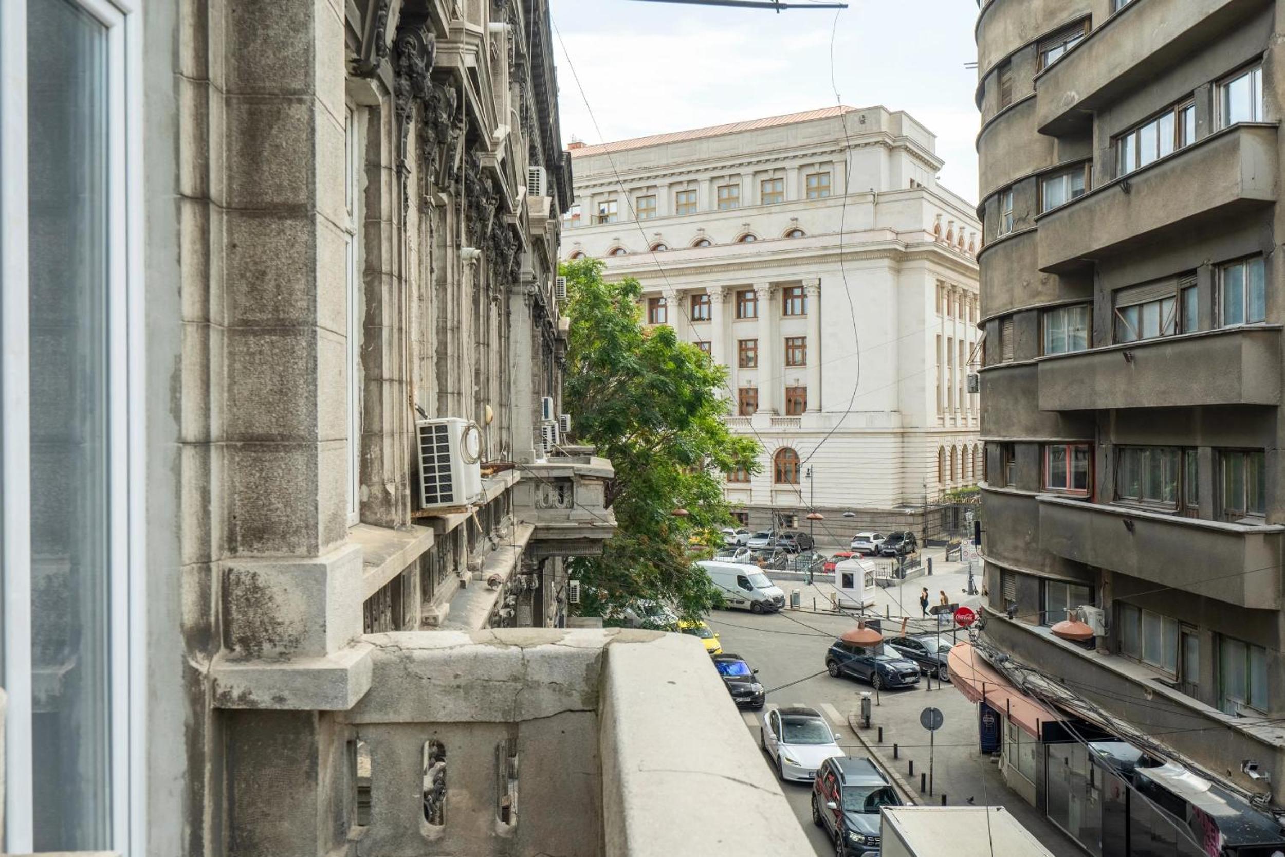 Universitatii Designer 3BR Apartment - Grand Windows High Ceilings & Central Balcony Views