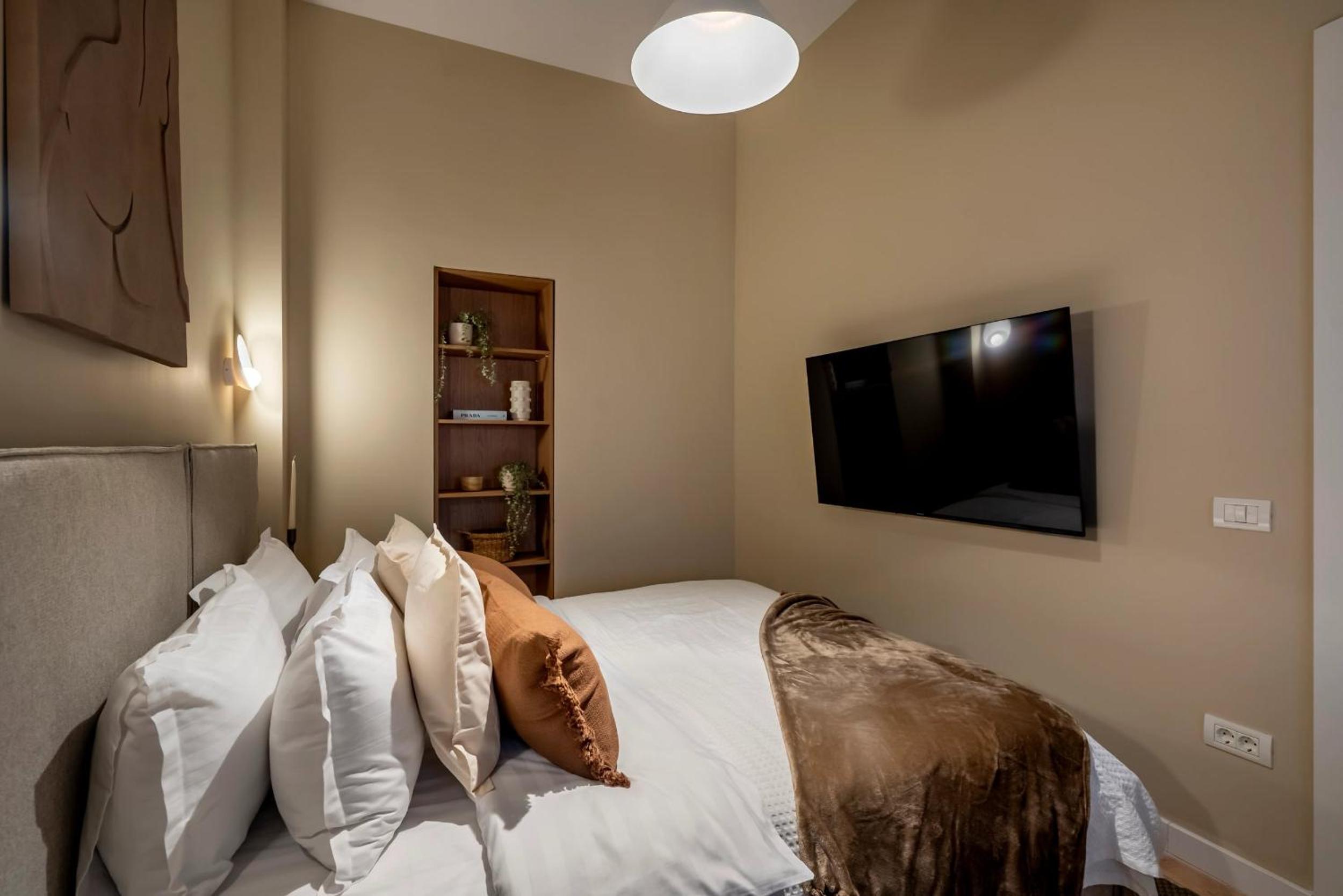 Universitatii Designer 3BR Apartment - Grand Windows High Ceilings & Central Balcony Views