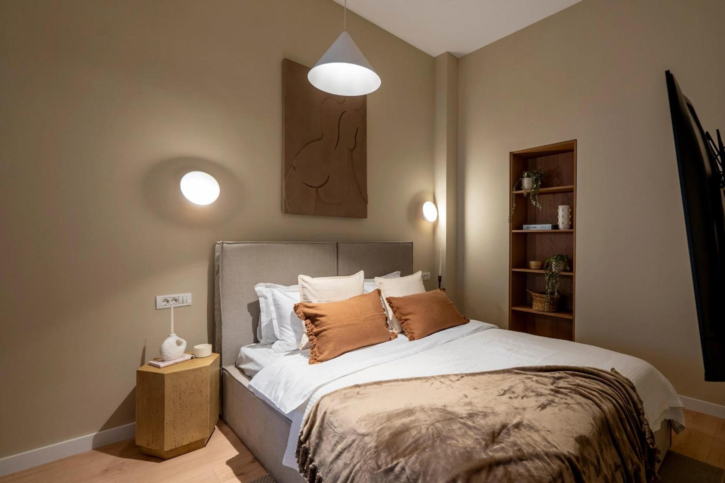Universitatii Designer 3BR Apartment - Grand Windows High Ceilings & Central Balcony Views