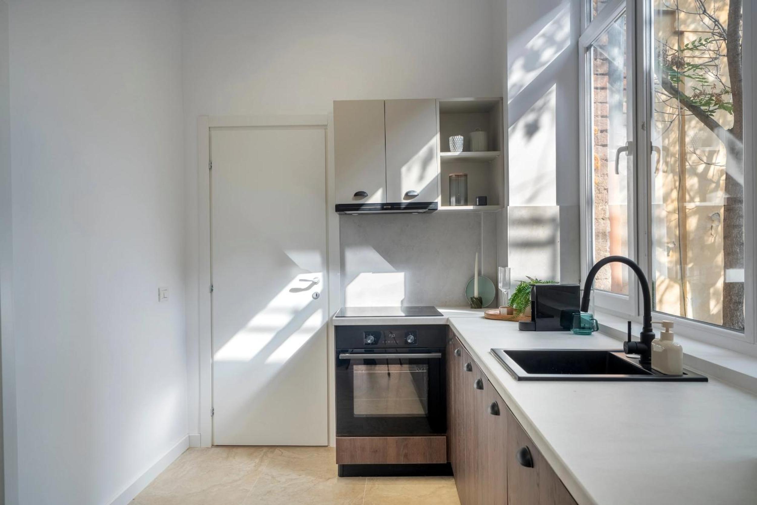 Universitatii Designer 3BR Apartment - Grand Windows High Ceilings & Central Balcony Views