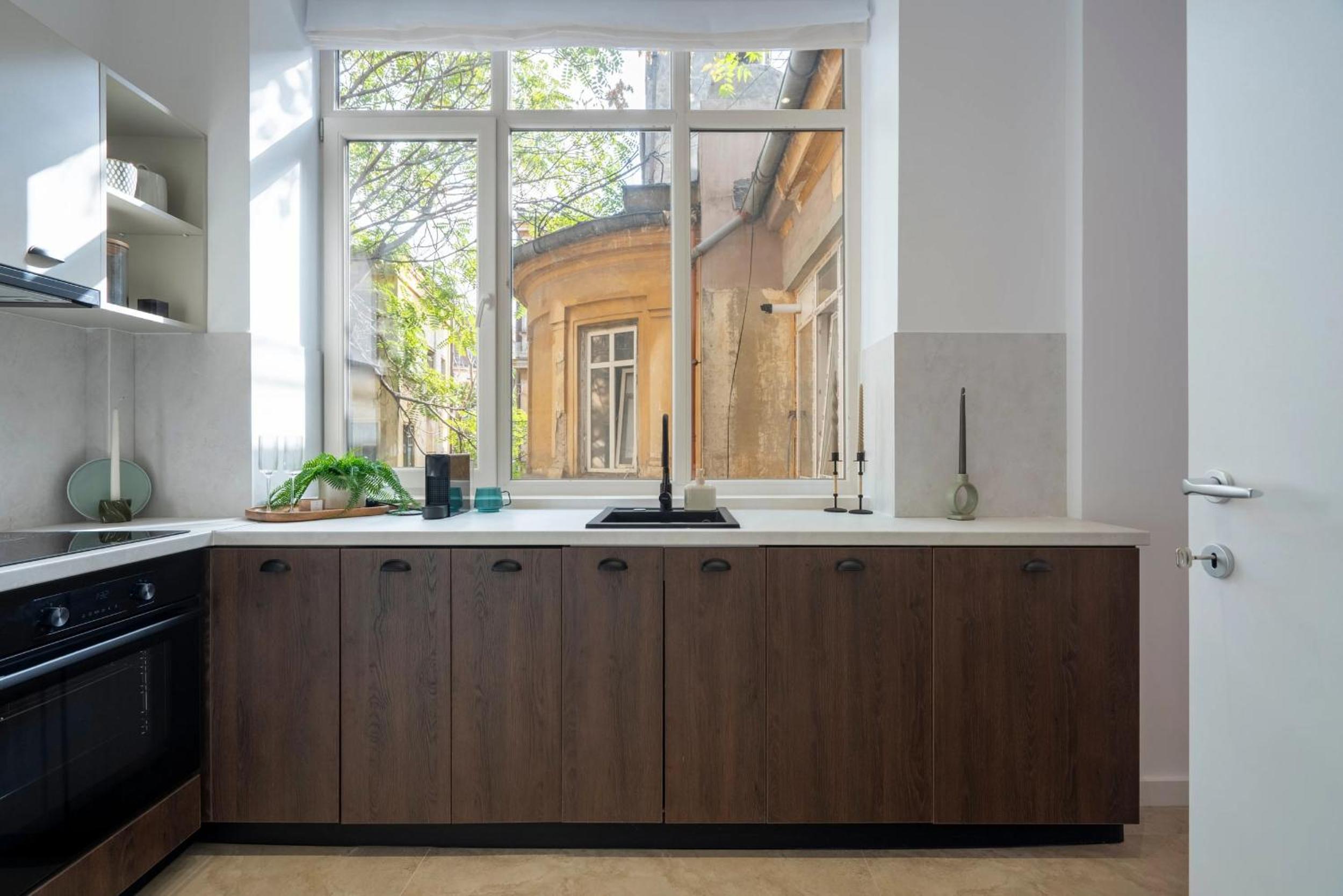 Universitatii Designer 3BR Apartment - Grand Windows High Ceilings & Central Balcony Views