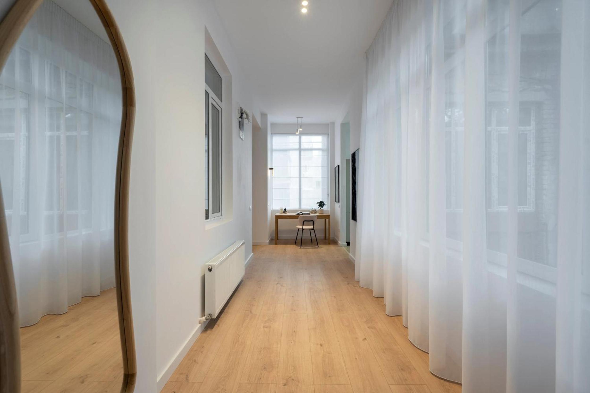 Universitatii Designer 3BR Apartment - Grand Windows High Ceilings & Central Balcony Views