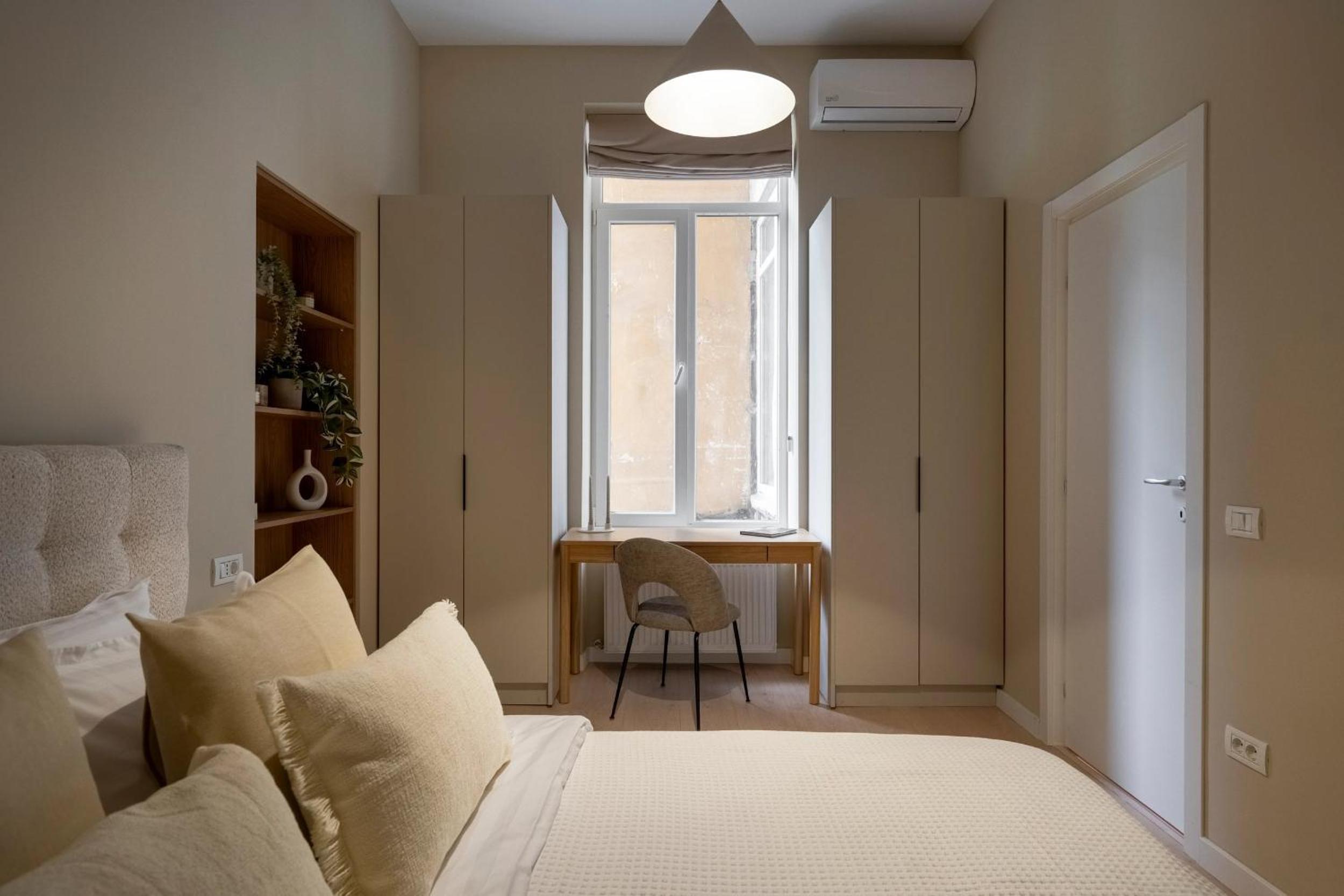 Universitatii Designer 3BR Apartment - Grand Windows High Ceilings & Central Balcony Views