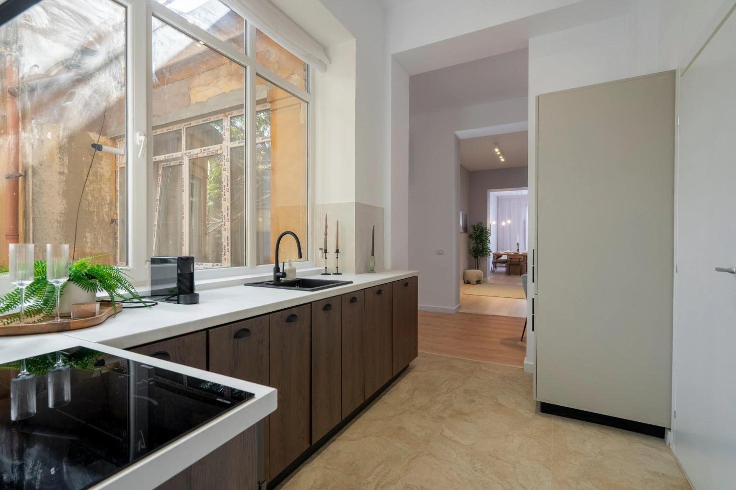 Universitatii Designer 3BR Apartment - Grand Windows High Ceilings & Central Balcony Views