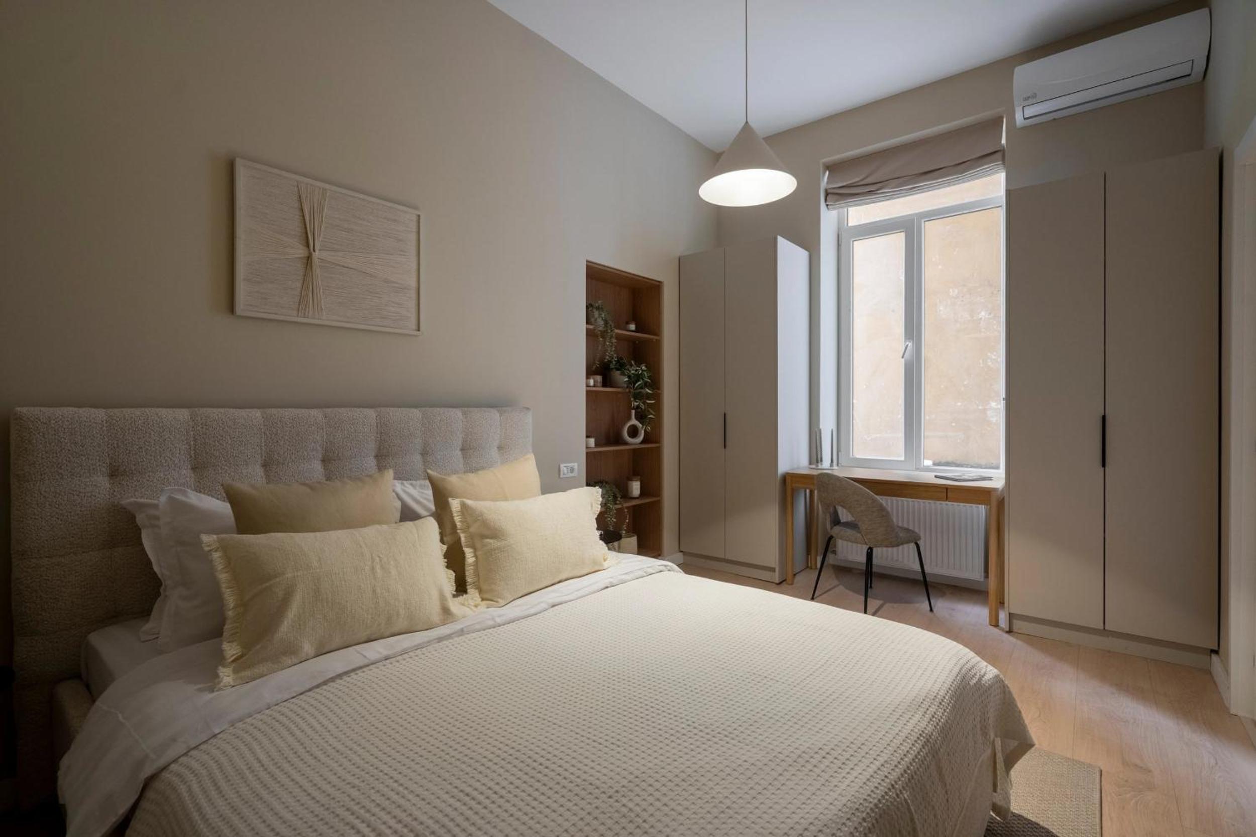 Universitatii Designer 3BR Apartment - Grand Windows High Ceilings & Central Balcony Views