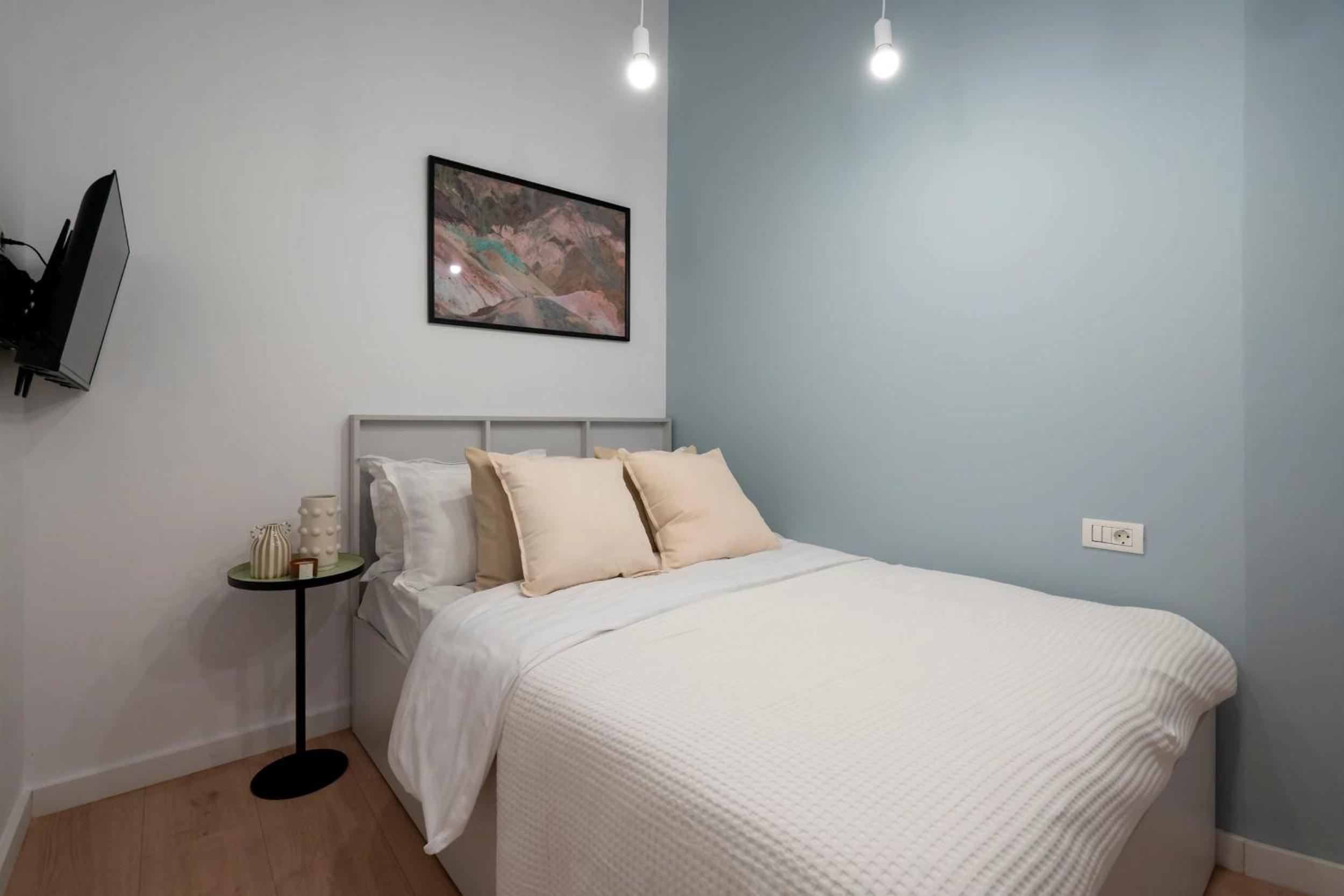 Universitatii Designer 3BR Apartment - Grand Windows High Ceilings & Central Balcony Views