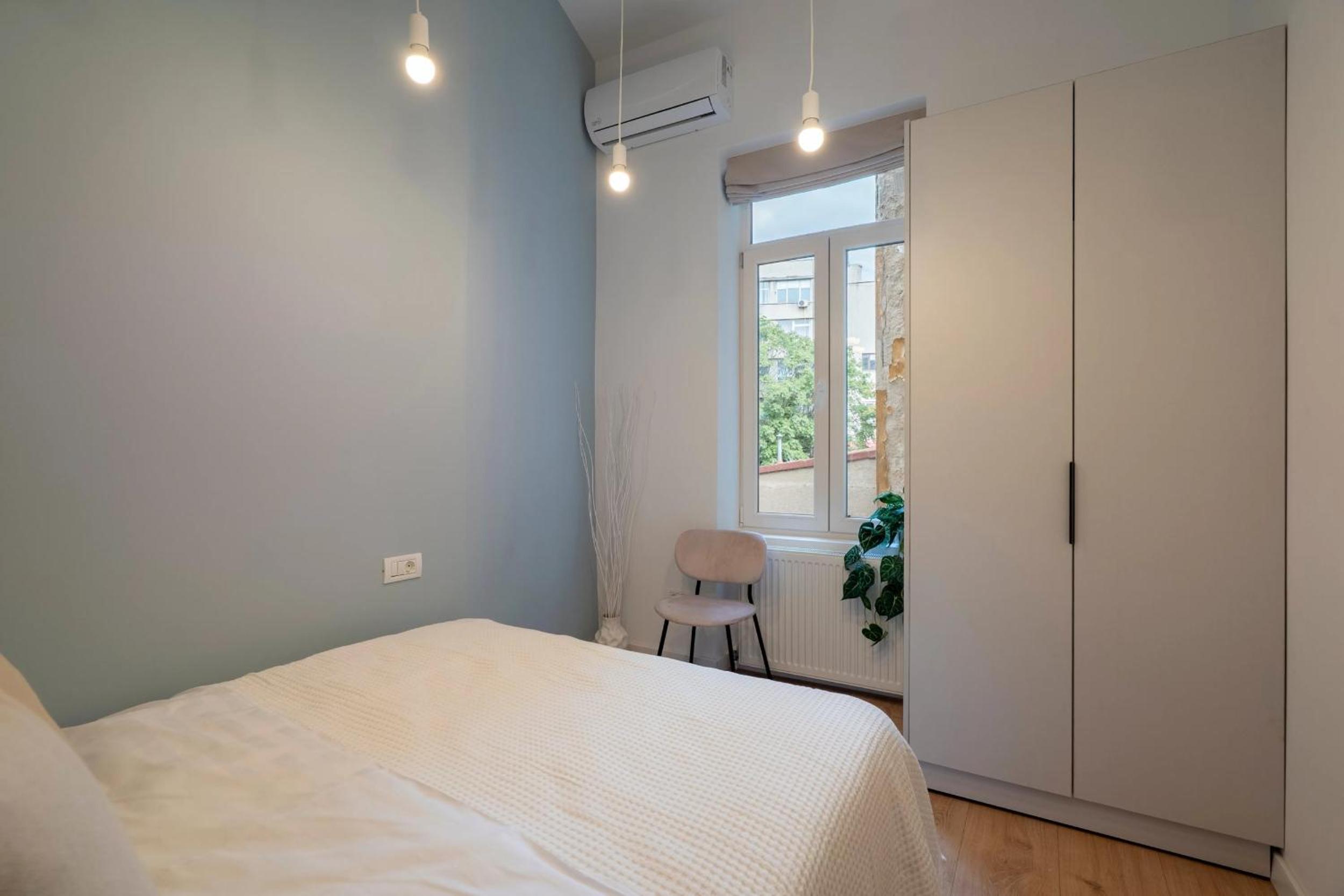Universitatii Designer 3BR Apartment - Grand Windows High Ceilings & Central Balcony Views