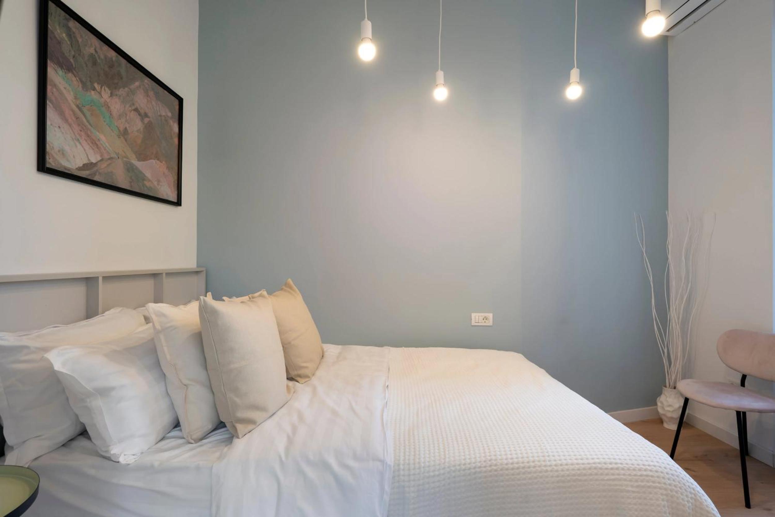 Universitatii Designer 3BR Apartment - Grand Windows High Ceilings & Central Balcony Views