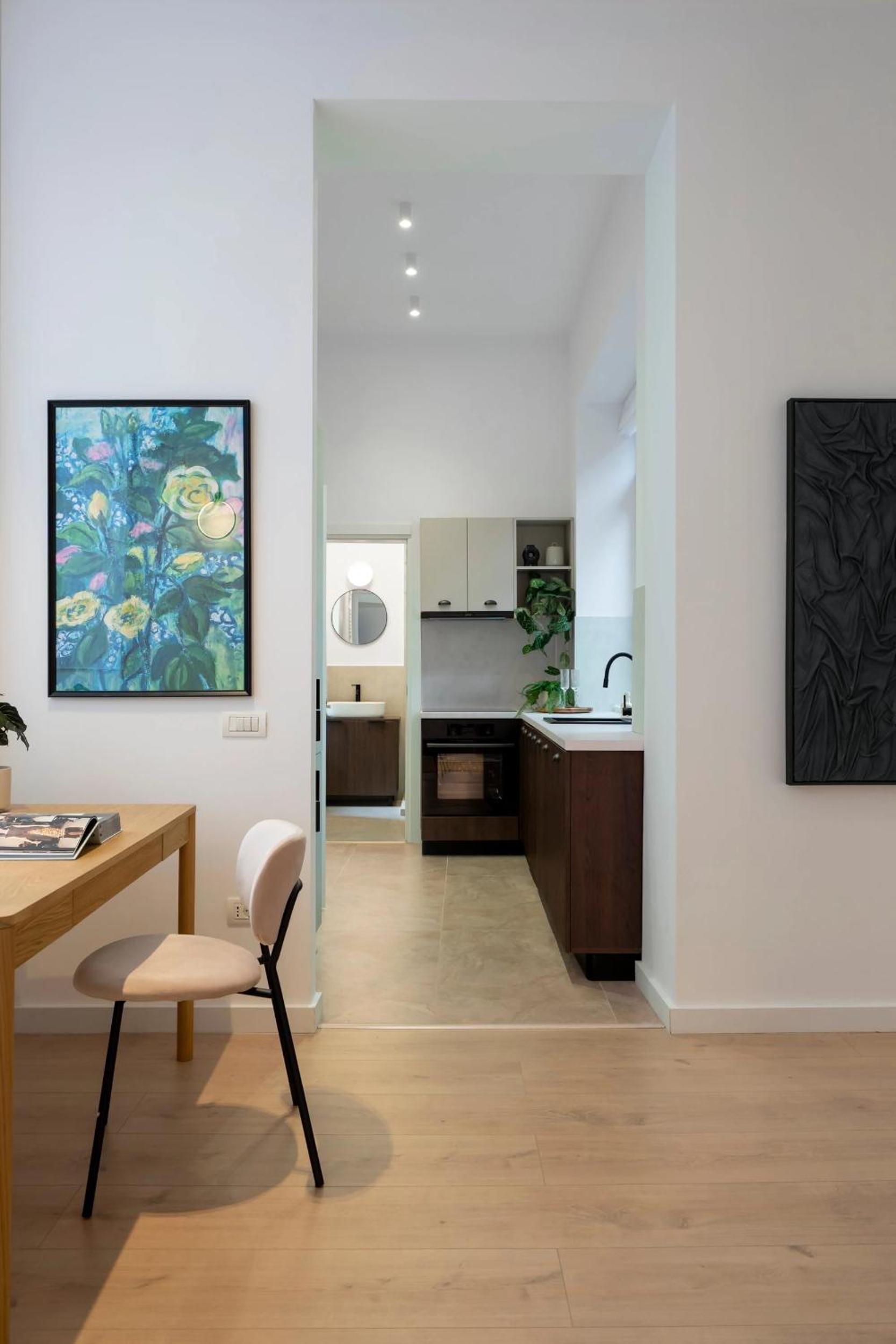 Universitatii Designer 3BR Apartment - Grand Windows High Ceilings & Central Balcony Views