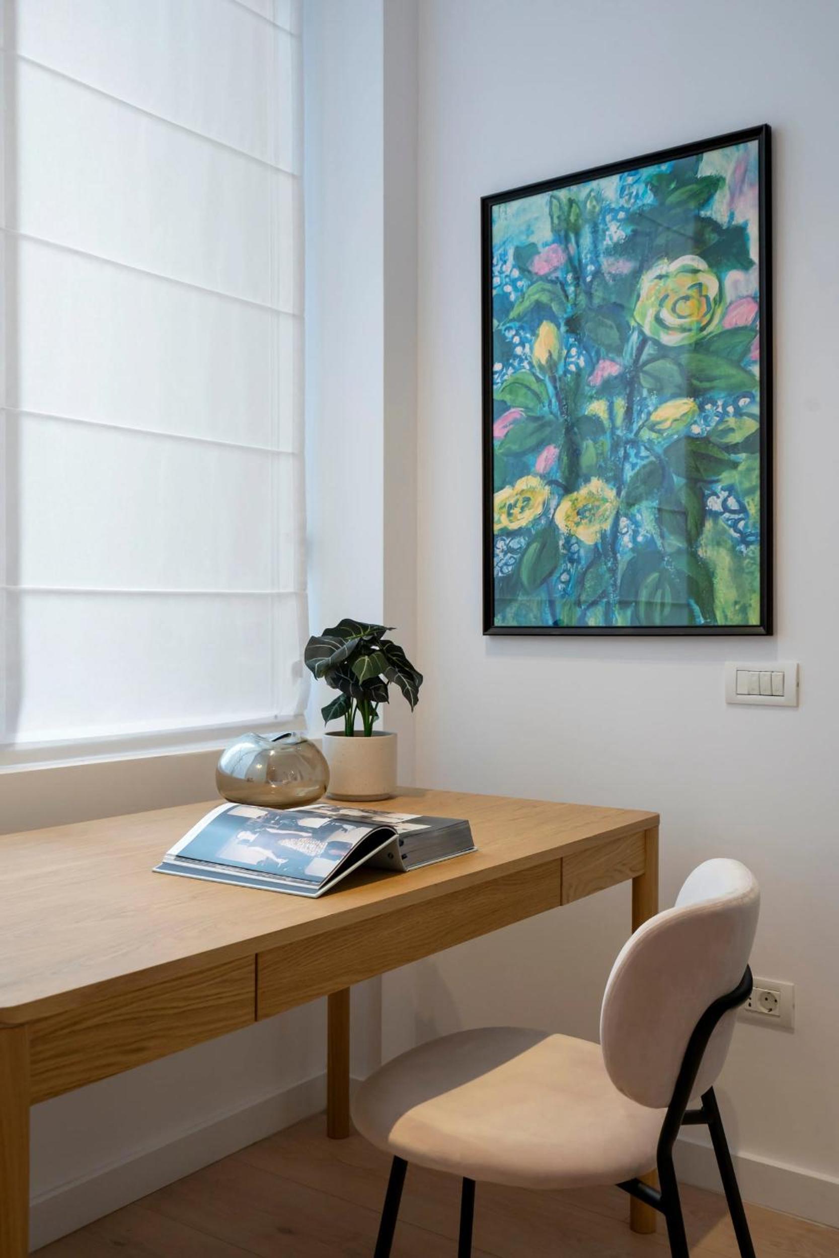 Universitatii Designer 3BR Apartment - Grand Windows High Ceilings & Central Balcony Views