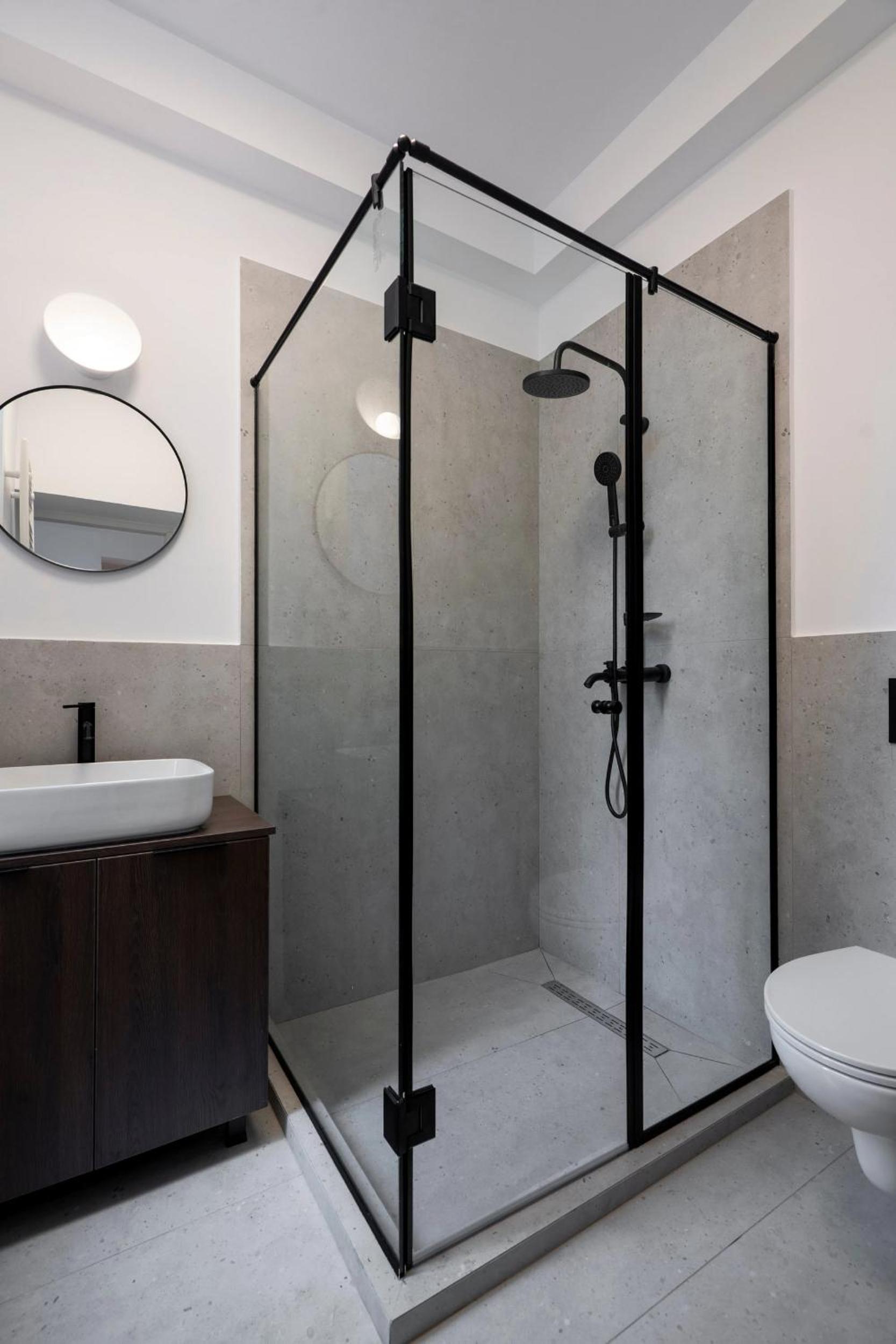 Universitatii Designer 3BR Apartment - Grand Windows High Ceilings & Central Balcony Views
