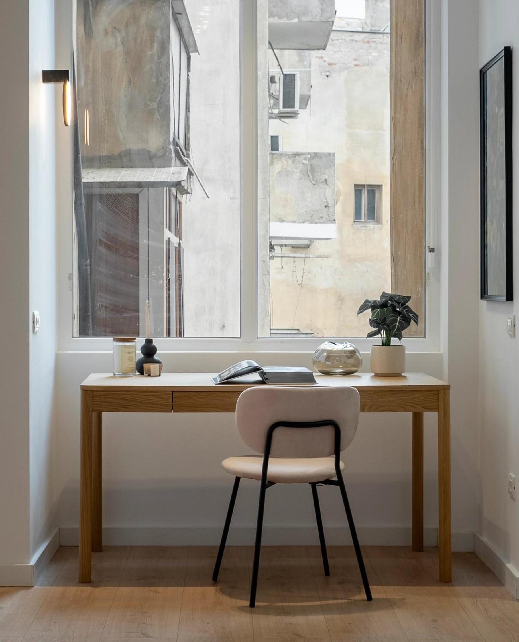 Universitatii Designer 3BR Apartment - Grand Windows High Ceilings & Central Balcony Views