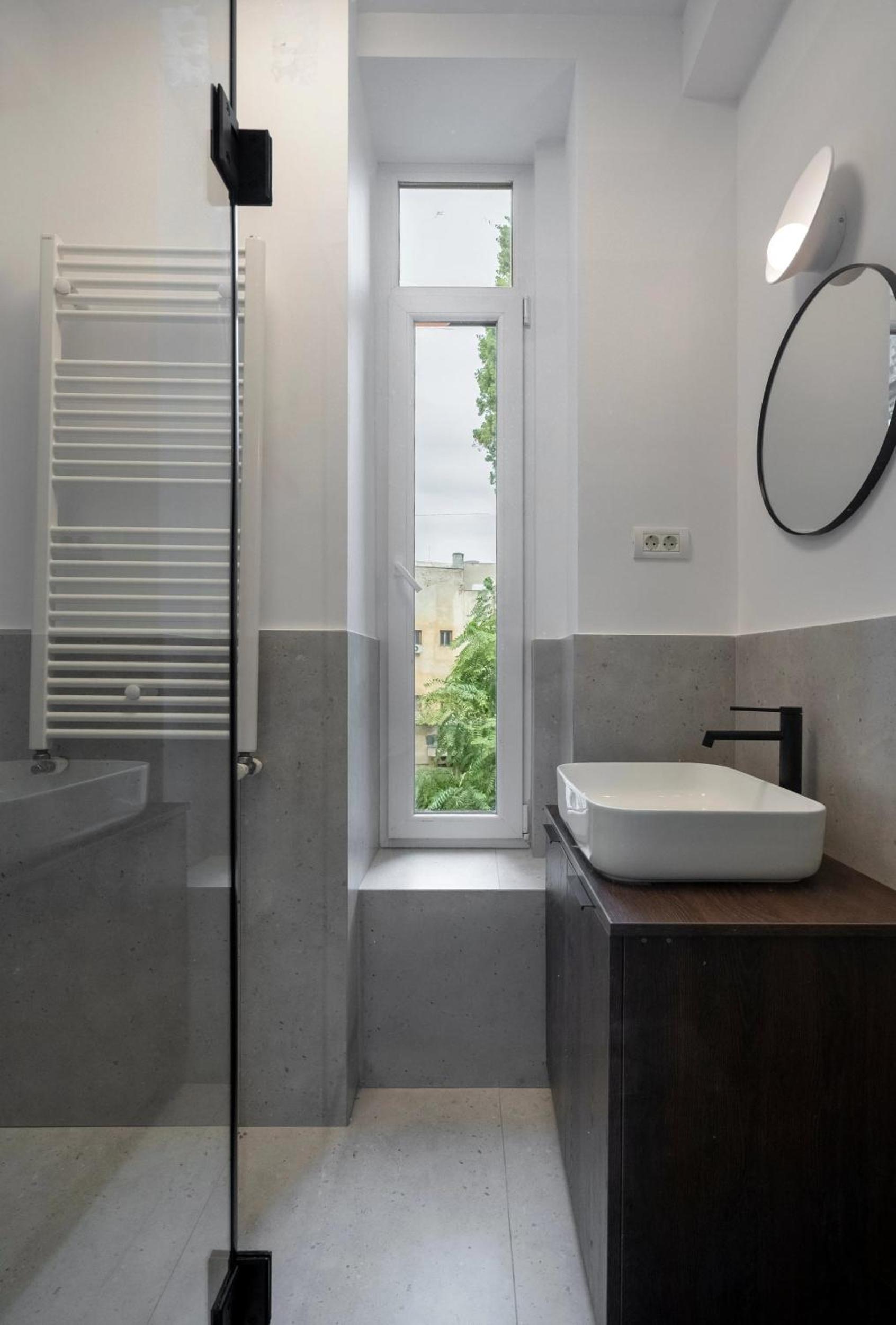 Universitatii Designer 3BR Apartment - Grand Windows High Ceilings & Central Balcony Views