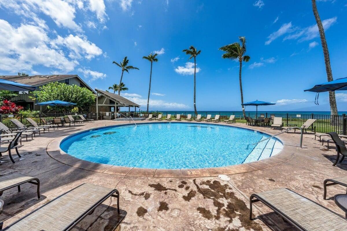 Kahana Village 3 · KHV 3 Remodeled 2BD Condo with Oceanfront Lan