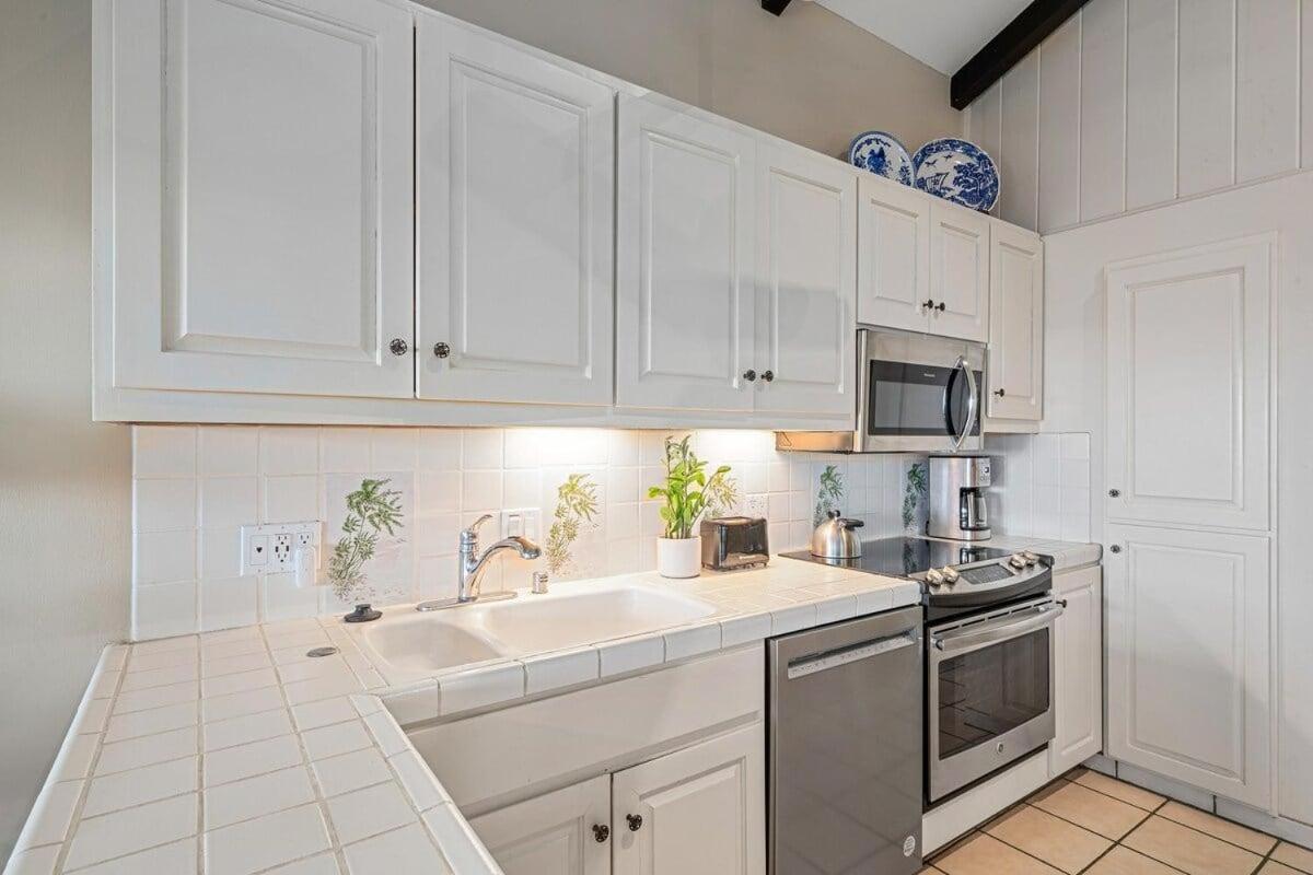 International Colony Club 43 · ICC 43 Spacious 2BD Cottage Walk