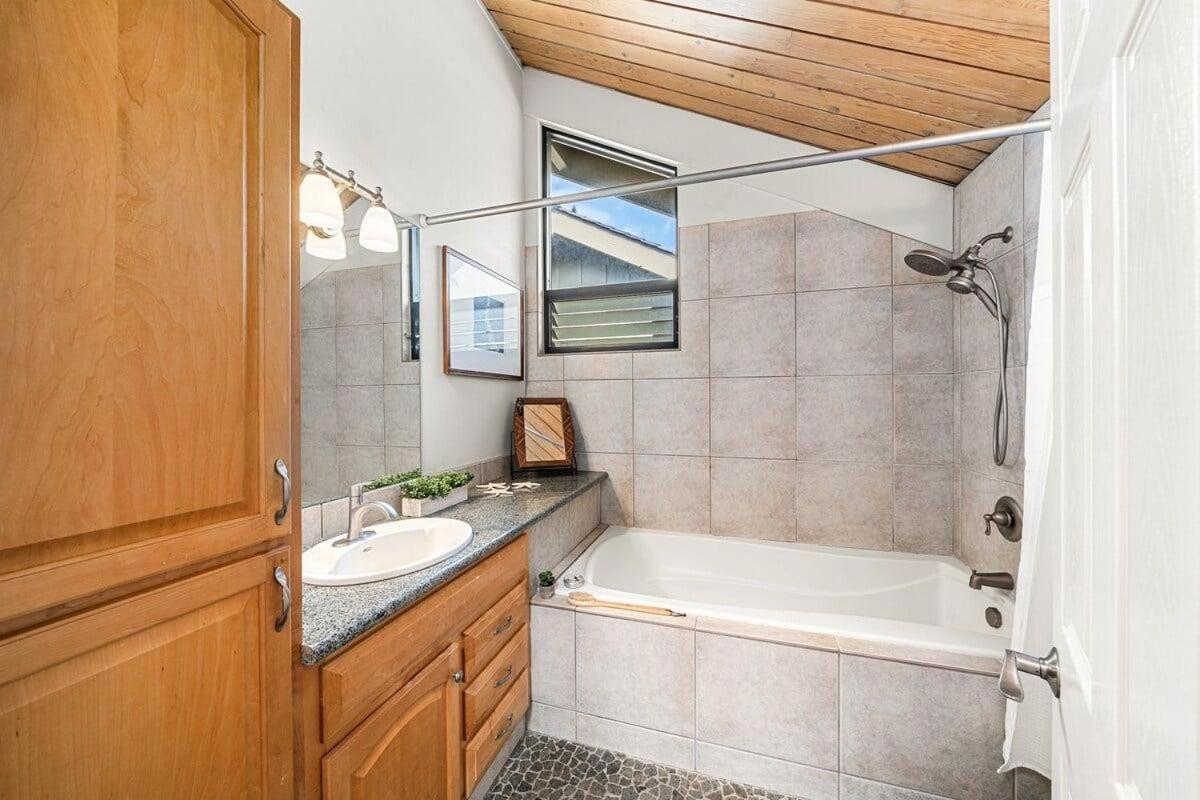Kahana Village 3 · KHV 3 Remodeled 2BD Condo with Oceanfront Lan