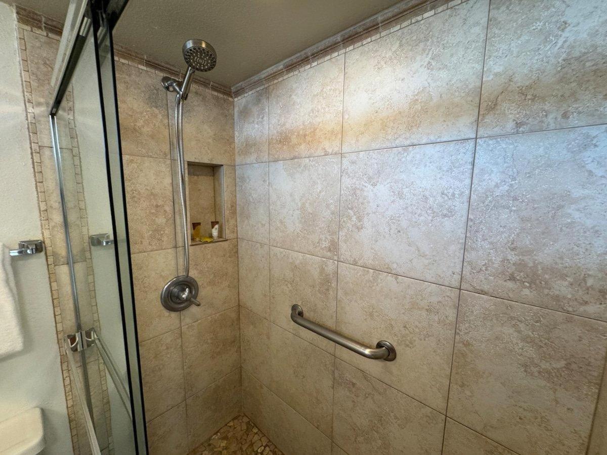 Royal Kahana 616 · RK 616 Oceanfront Escape w Pool | Steps2Beach