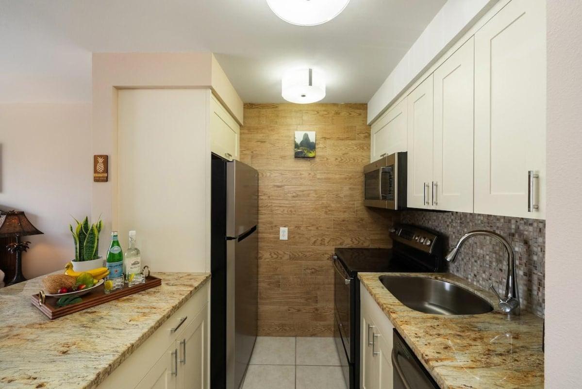 Lahaina Shores 306 · LS 306 Dream Maui Studio by the Beach Pool