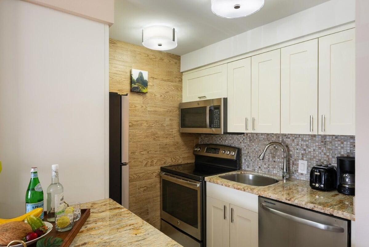 Lahaina Shores 306 · LS 306 Dream Maui Studio by the Beach Pool
