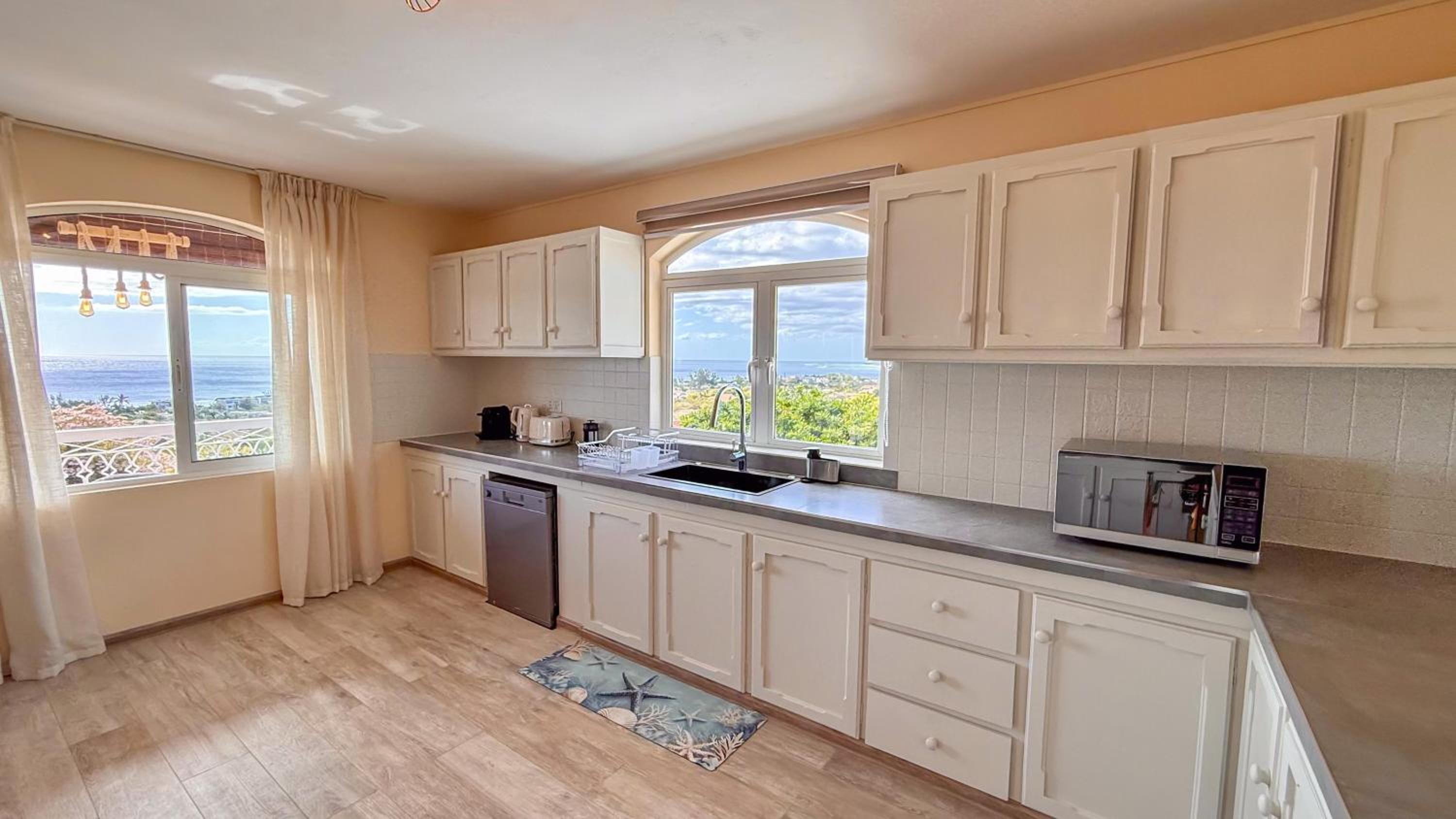 LAKAZ DEL VISTA - Luxurious new apartments with panoramic sea views, pool & garden retreat