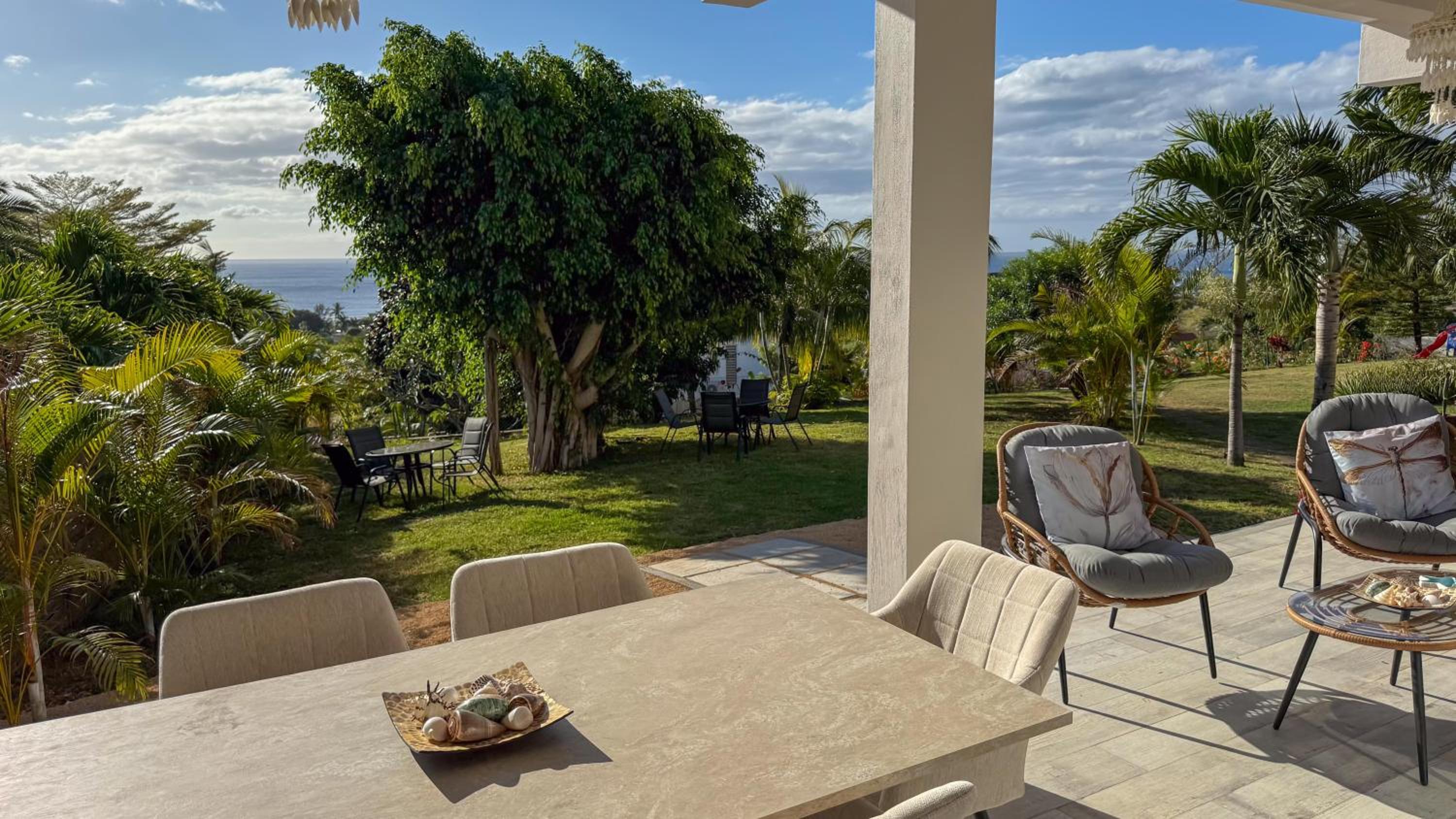 LAKAZ DEL VISTA - Luxurious new apartments with panoramic sea views, pool & garden retreat