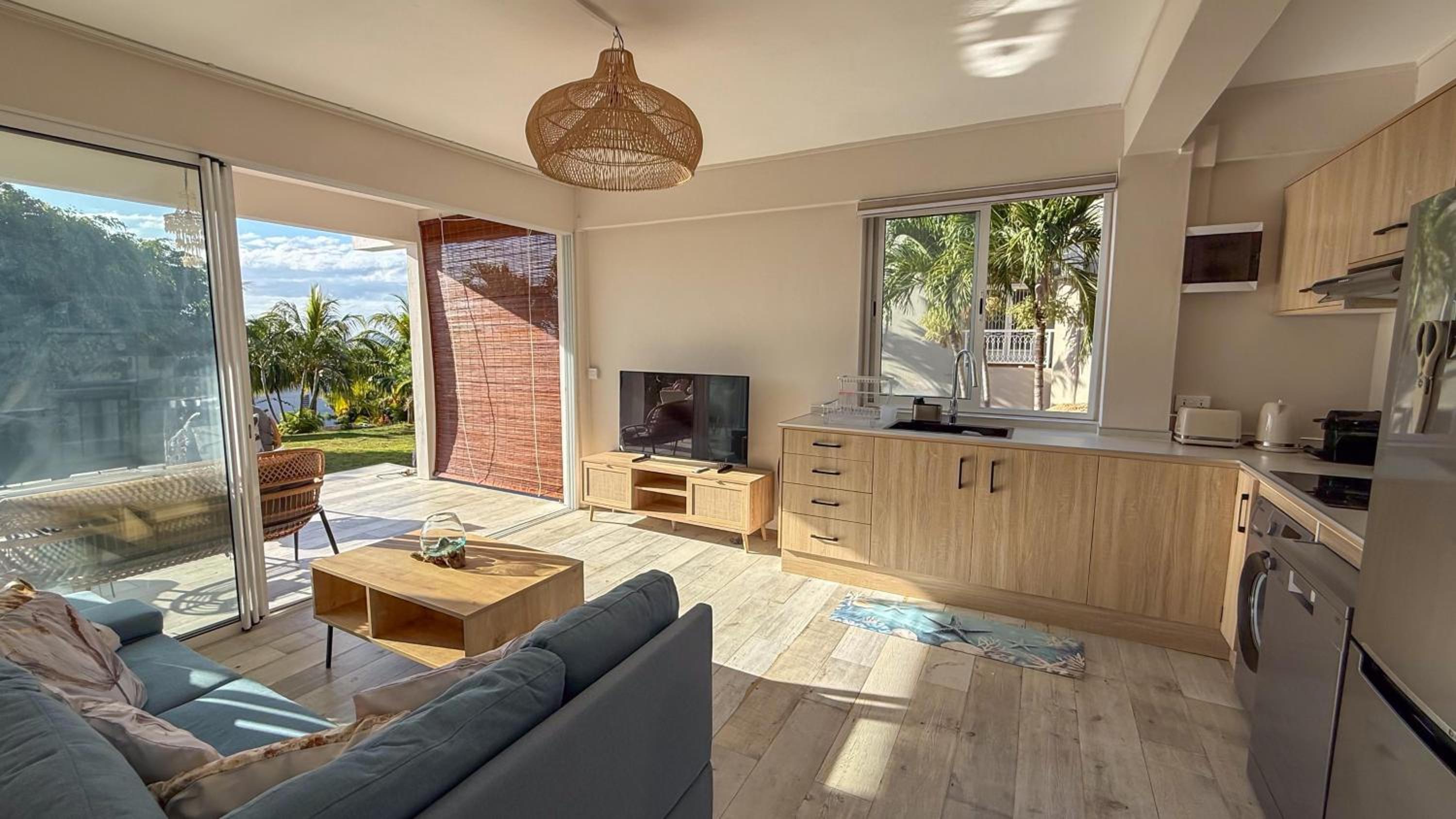 LAKAZ DEL VISTA - Luxurious new apartments with panoramic sea views, pool & garden retreat