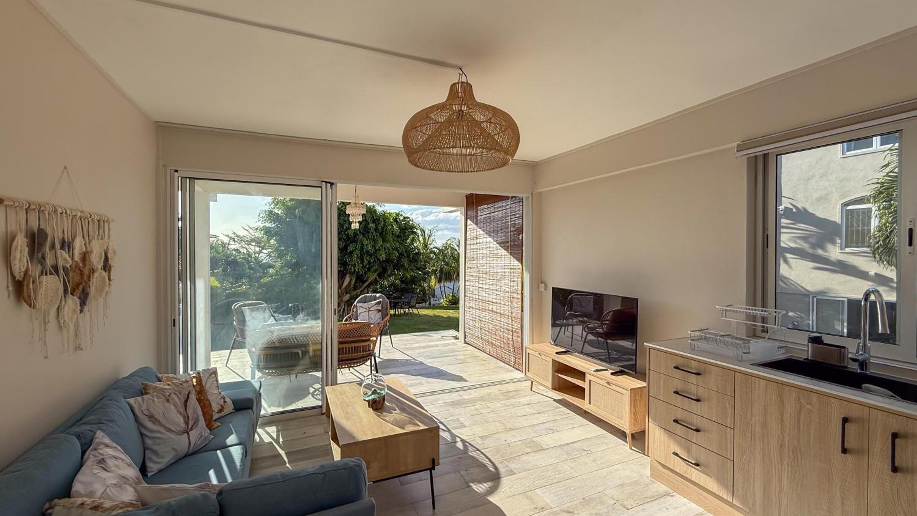 LAKAZ DEL VISTA - Luxurious new apartments with panoramic sea views, pool & garden retreat