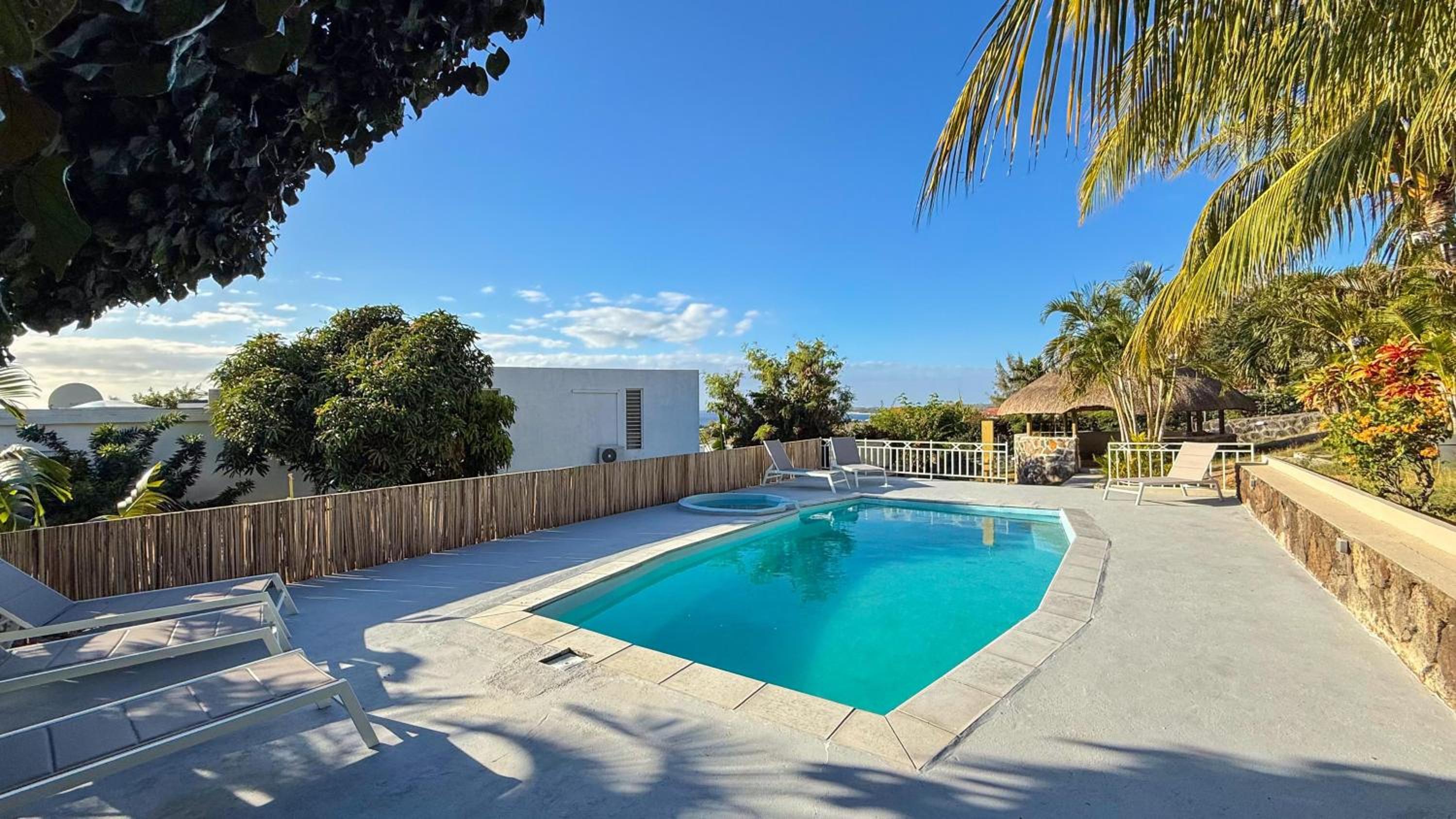LAKAZ DEL VISTA - Luxurious new apartments with panoramic sea views, pool & garden retreat