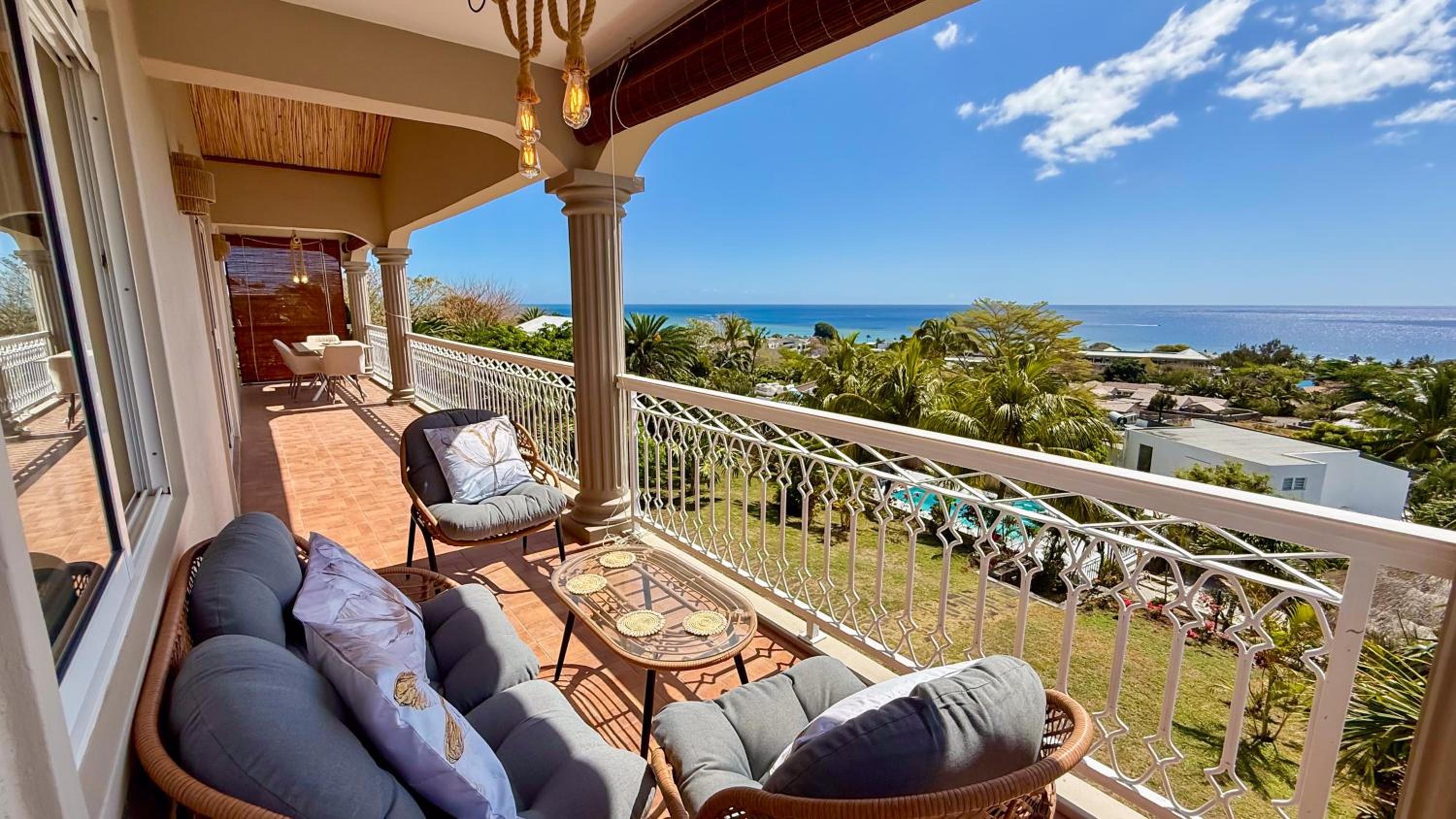 LAKAZ DEL VISTA - Luxurious new apartments with panoramic sea views, pool & garden retreat
