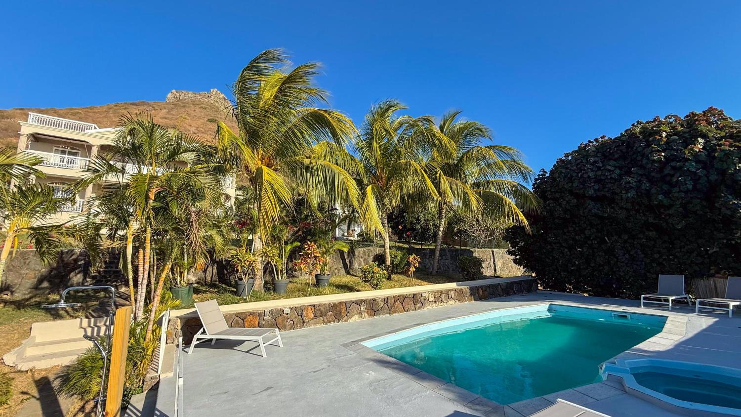 LAKAZ DEL VISTA - Luxurious new apartments with panoramic sea views, pool & garden retreat