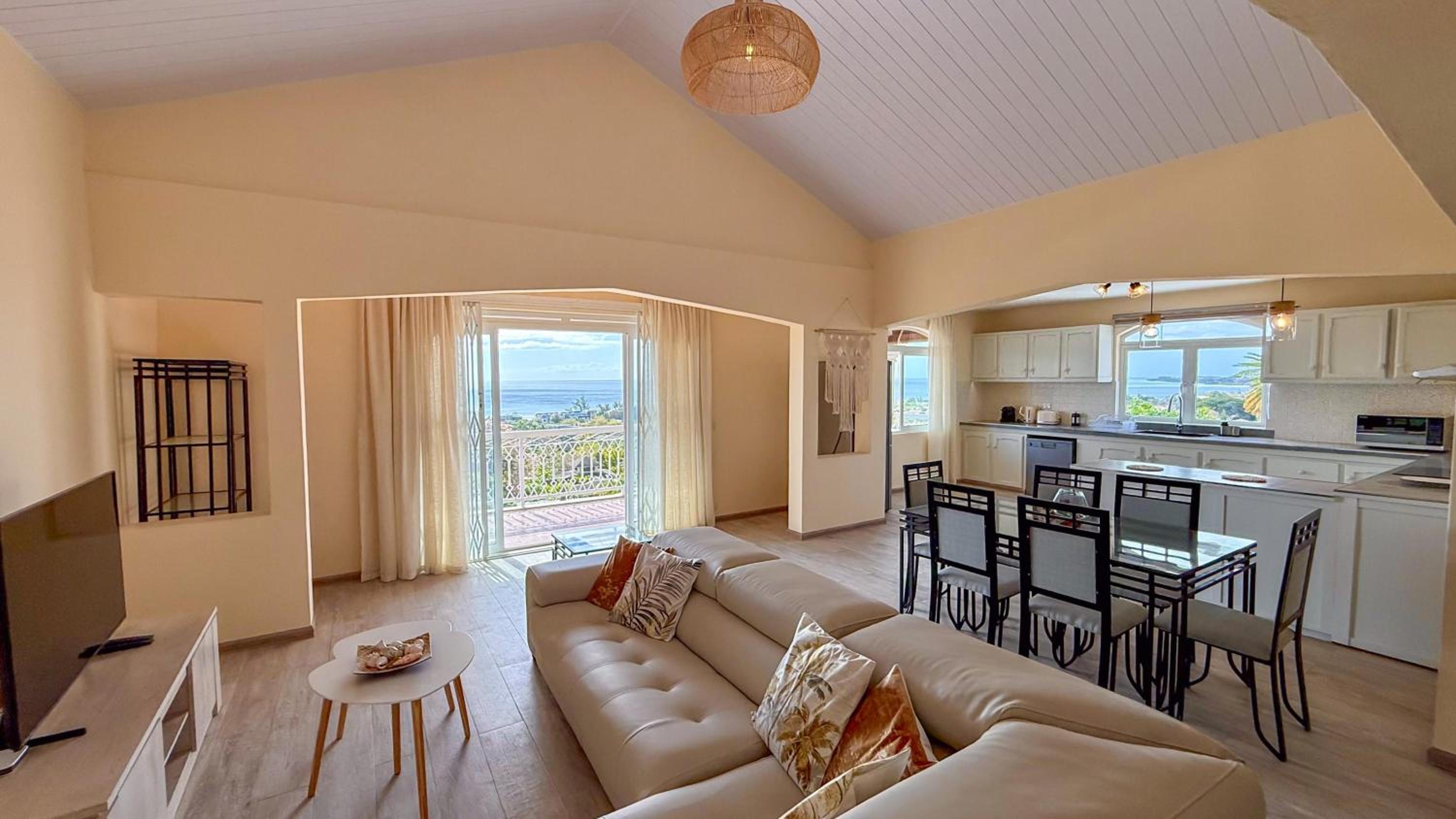 LAKAZ DEL VISTA - Luxurious new apartments with panoramic sea views, pool & garden retreat