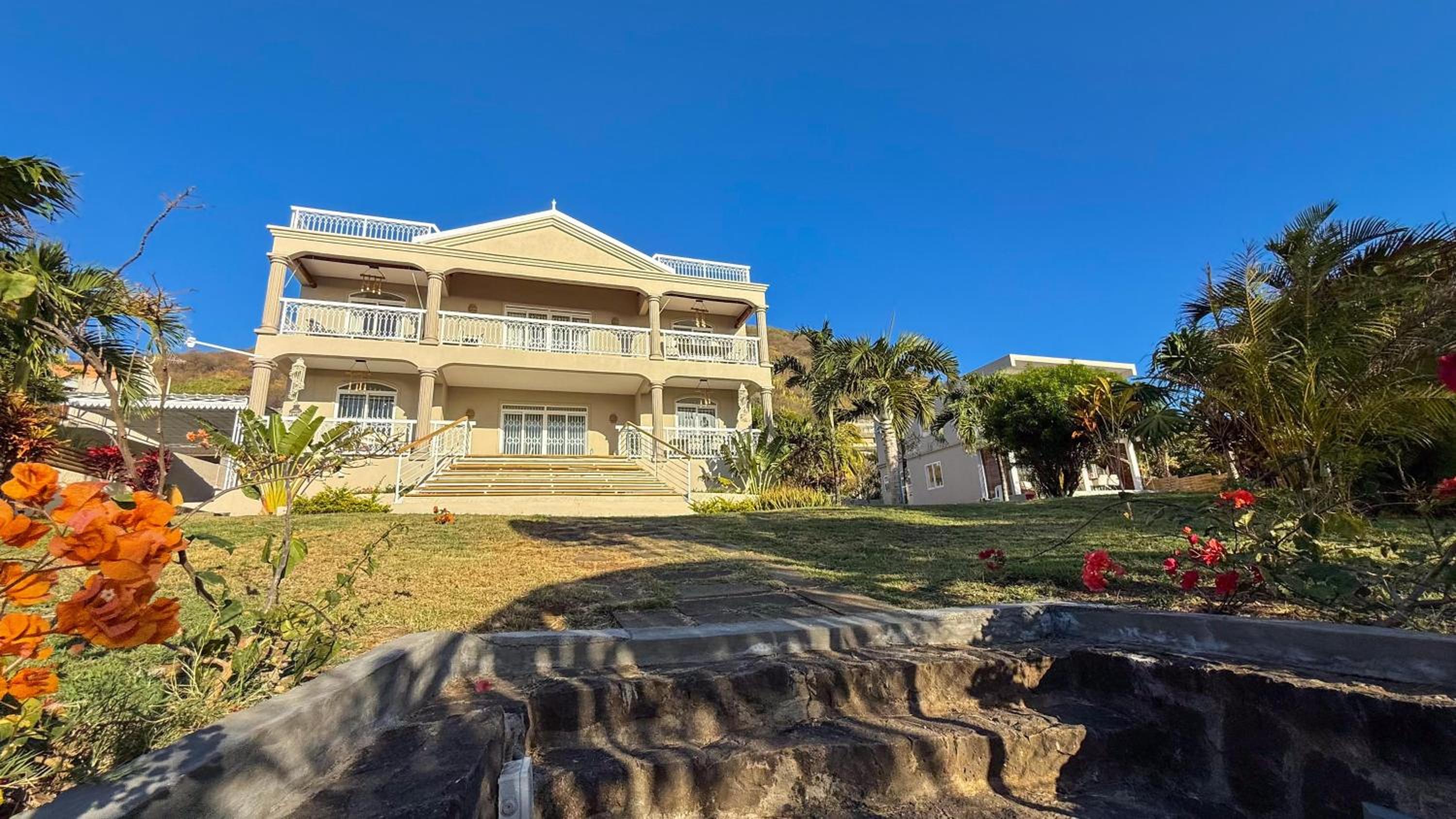 LAKAZ DEL VISTA - Luxurious new apartments with panoramic sea views, pool & garden retreat