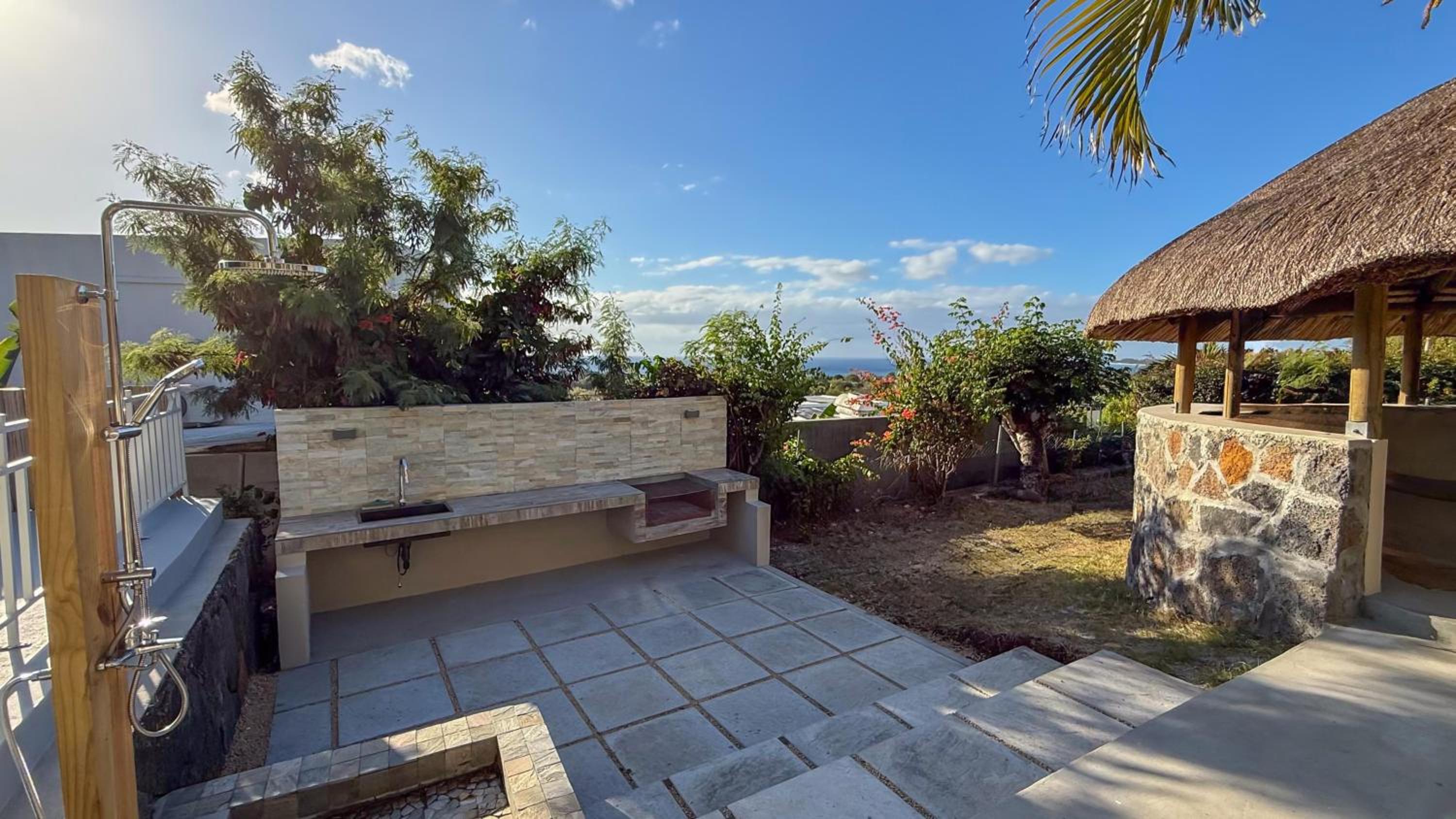 LAKAZ DEL VISTA - Luxurious new apartments with panoramic sea views, pool & garden retreat