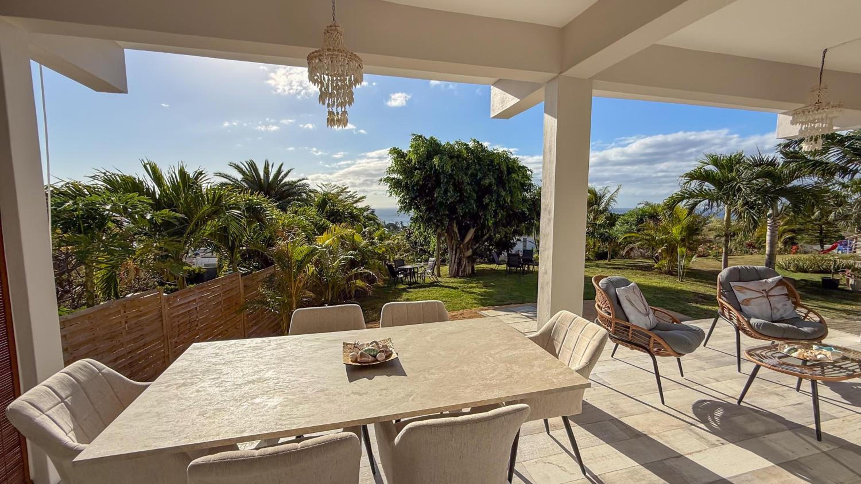 LAKAZ DEL VISTA - Luxurious new apartments with panoramic sea views, pool & garden retreat