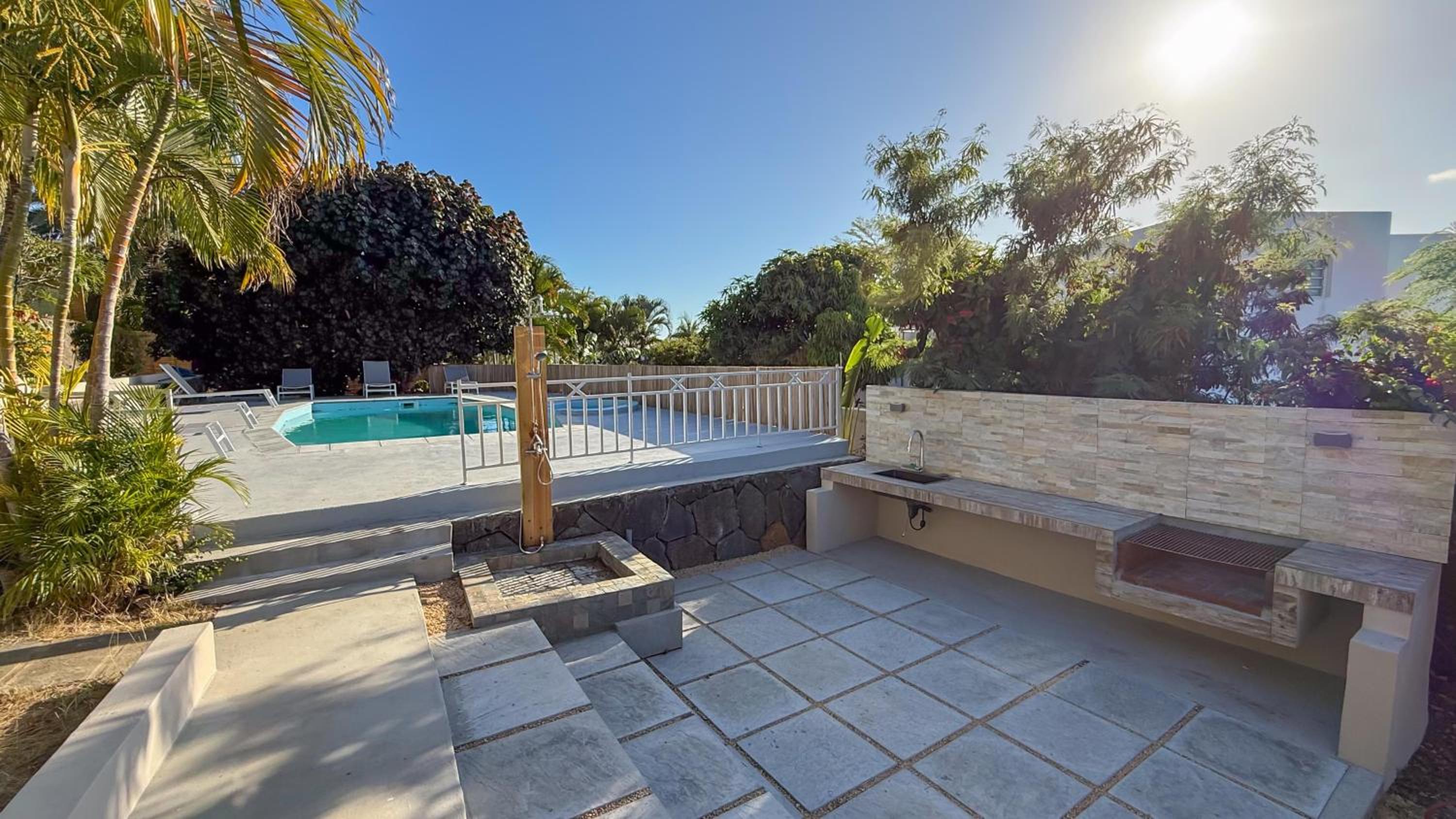 LAKAZ DEL VISTA - Luxurious new apartments with panoramic sea views, pool & garden retreat