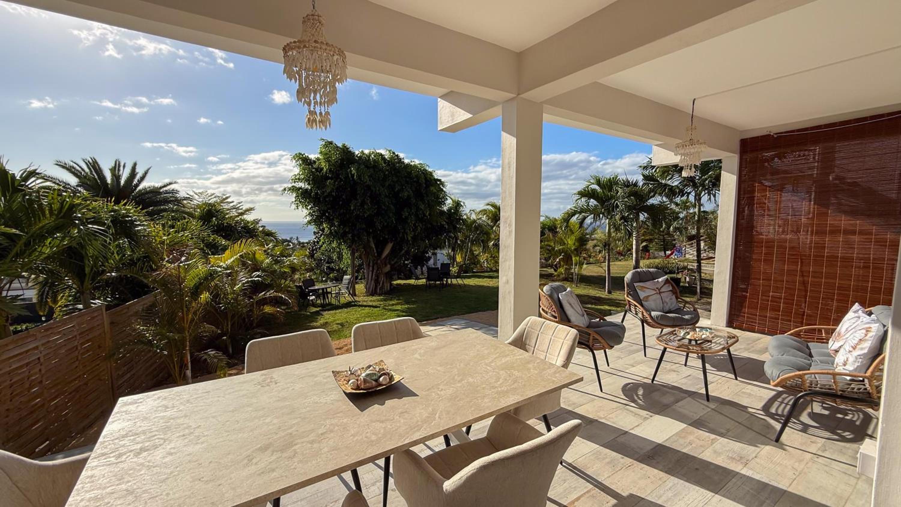 LAKAZ DEL VISTA - Luxurious new apartments with panoramic sea views, pool & garden retreat